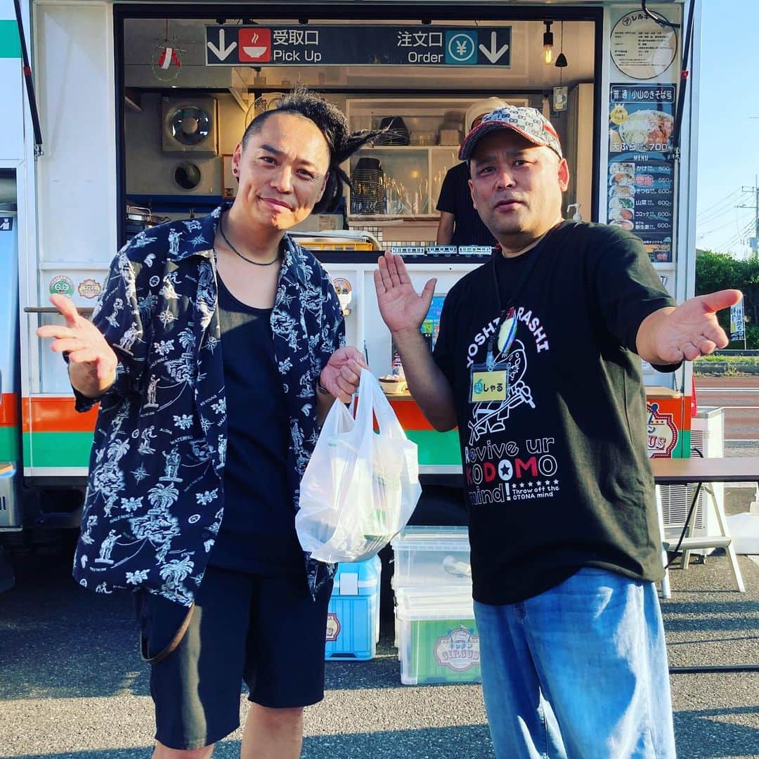 のインスタグラム：「CRT栃木放送でお世話になった @hideki._.yoshida  さんが　 #あおりんご夏祭り を開催していると聞き、 栃木レッスン前に会いに行ってきました〜😁✨  おそば激ウマでスープまで 完飲してしまいました😆 出汁が効いてて昔懐かしさを感じる  至福の一杯でした！  こどもたちのイベントで また関われたら嬉しいなぁ  #小山のきそば　#吉田英樹　#栃木　#小山　#ご馳走様でした」