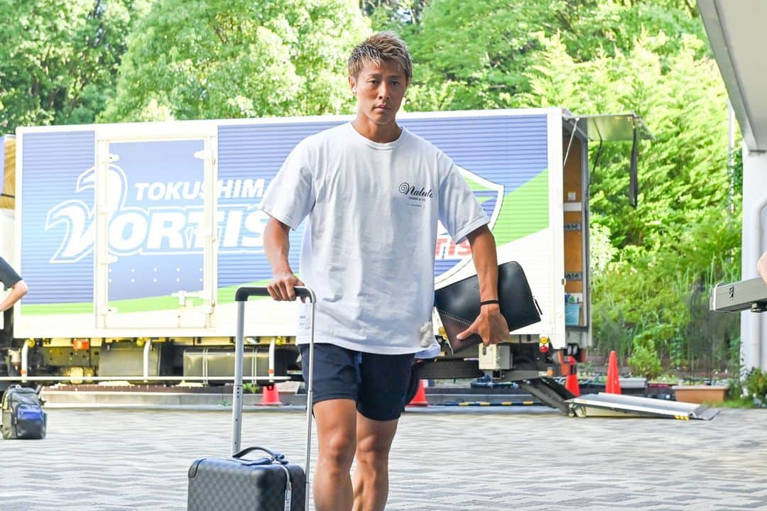 徳島ヴォルティスさんのインスタグラム写真 - (徳島ヴォルティスInstagram)「【7/29(土)18:00 町田戦(アウェイ)】 選手バスがスタジアムに到着🚌 徳島らしく。  #徳島ヴォルティス #vortis #Jリーグ #football」7月29日 16時52分 - tokushima_vortis