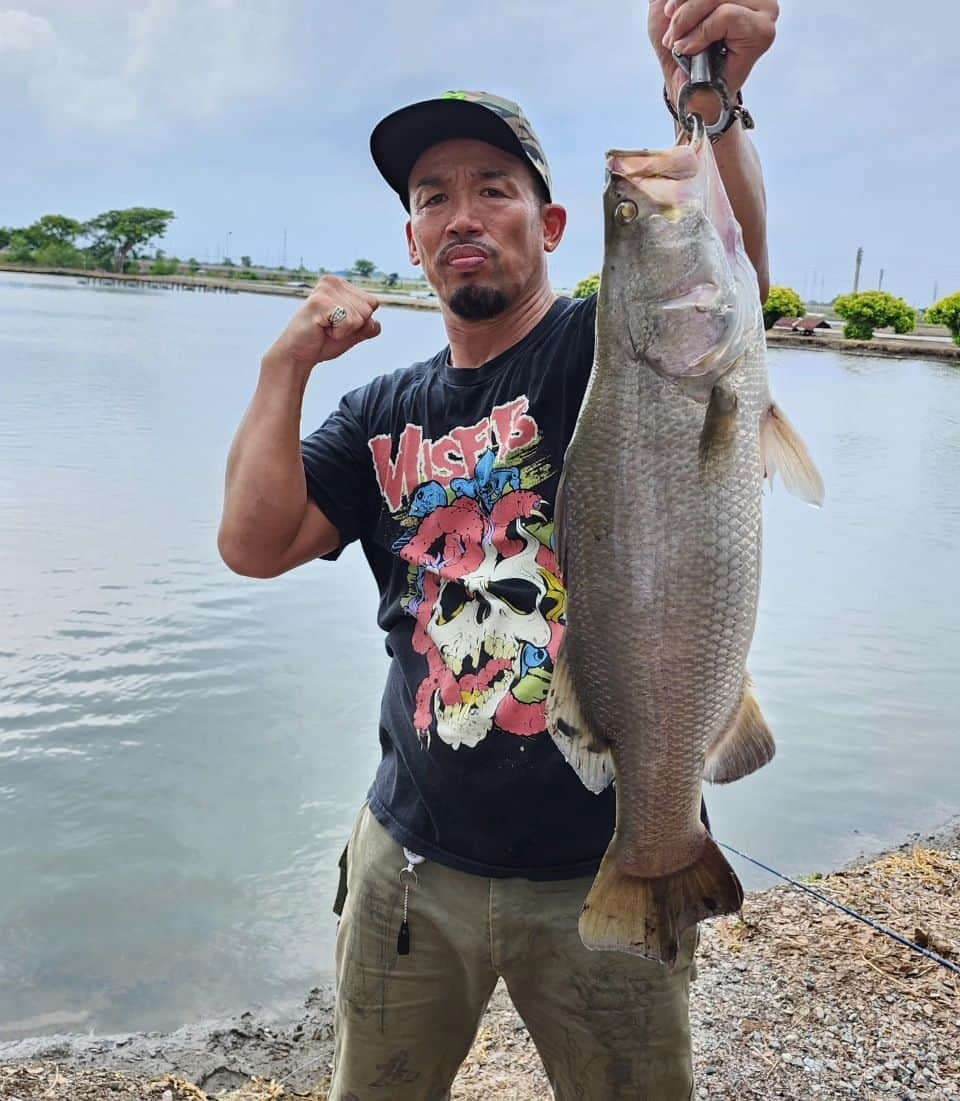 武蔵のインスタグラム：「🎣  タイでバラマンディ釣ってきました！  オーストラリア以来のバラマンディ、めちゃくちゃおもろい！！  #武蔵 #釣り #バラマンディ #タイ #fishing #fishingrod  #barramundi  #mma #MixedMonsterAttack #thailand  #nofishingnolife」