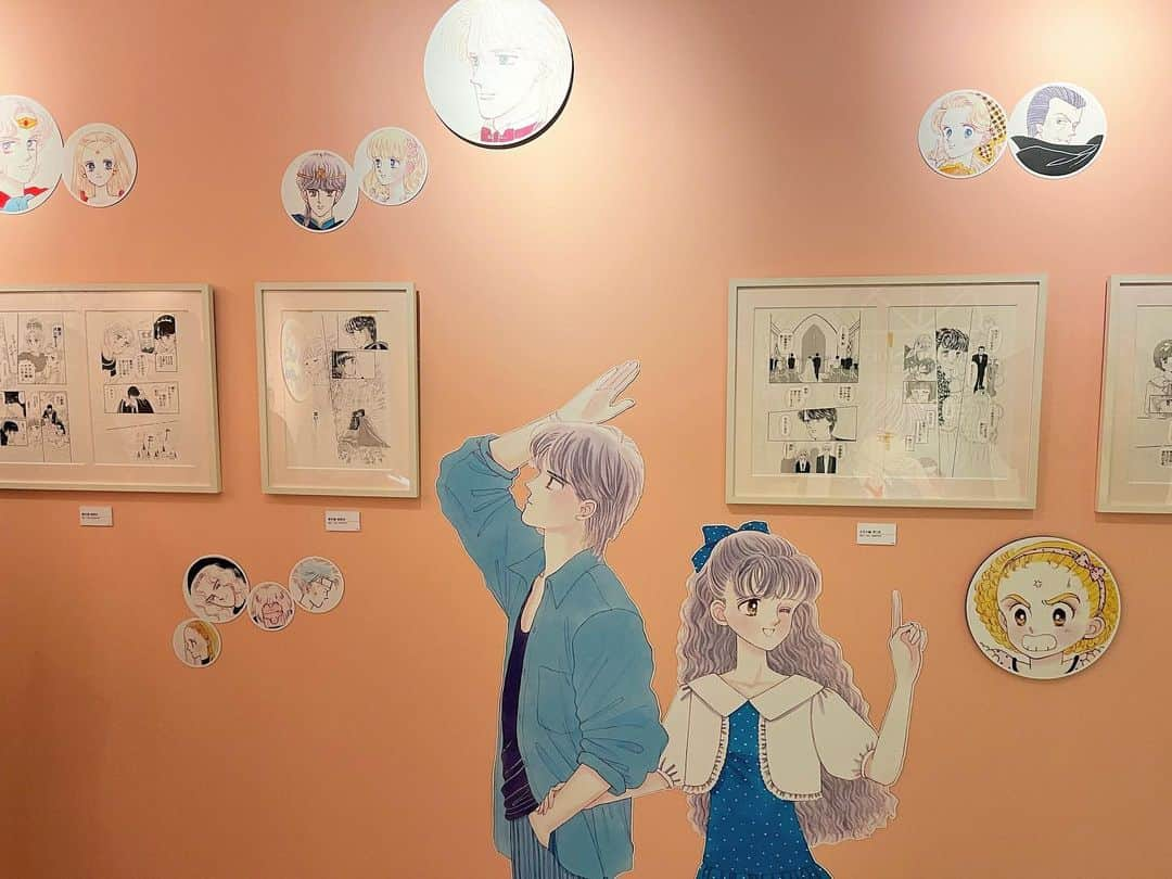 兼田恵さんのインスタグラム写真 - (兼田恵Instagram)「#ときめきトゥナイト展  行ってきました…！！！  綺麗に保管されていたのであろう生原稿がたっくさん展示されててもう最高✨  子供の頃飽きもせず何度も何度も読んでた思い入れのある作品… 可愛くて綺麗で懐かしくて、ときめきが止まりませんでした💕  想いヶ池でランダムにキャラが出て告白されるというコーナーではカルロ様が来たよ！たまらん！  私はなんでも書き割りとか率先してはまるタイプなんだけど、真壁くんの壁ドンだけはどうにも恥ずかしすぎて無理でした…初めての感覚…😳  グッズもたくさんあって楽しいよー お好きな方はぜひ！✨ やっぱり蘭世と真壁くんは最高だよー！！！  #ときめきトゥナイト #新宿高島屋 #蘭世と真壁くん編が一番好き #蘭世は憧れの女の子だた💗」7月29日 17時04分 - earl_megu