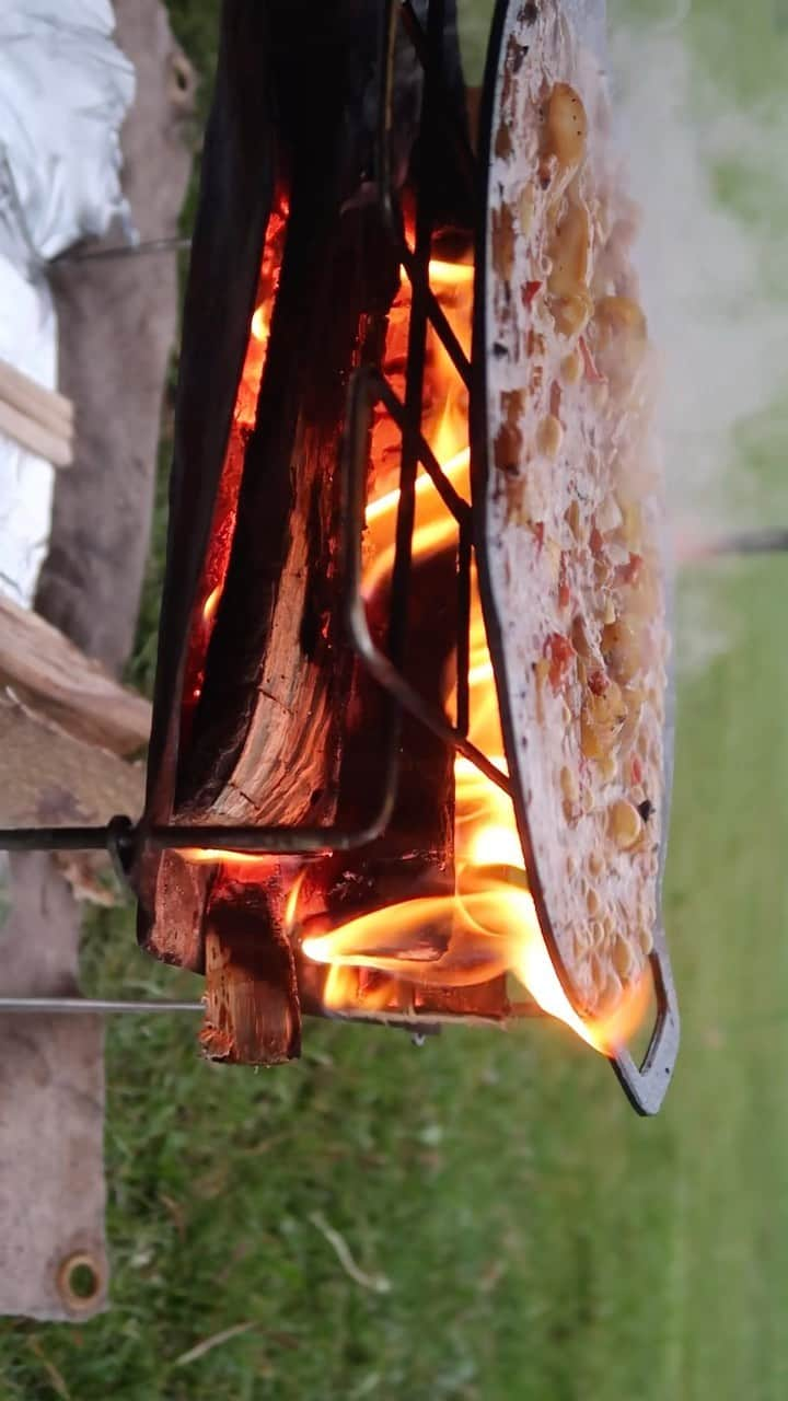 森公平のインスタグラム：「たけだバーベキューのキャンプクラフトカレー【キャンプ飯】  #キャンプ #キャンプ飯 #camping #camp #ソロキャンプ #カレー #curry #cooking #outdoors #outdoorcooking #焚き火 #手斧飯」