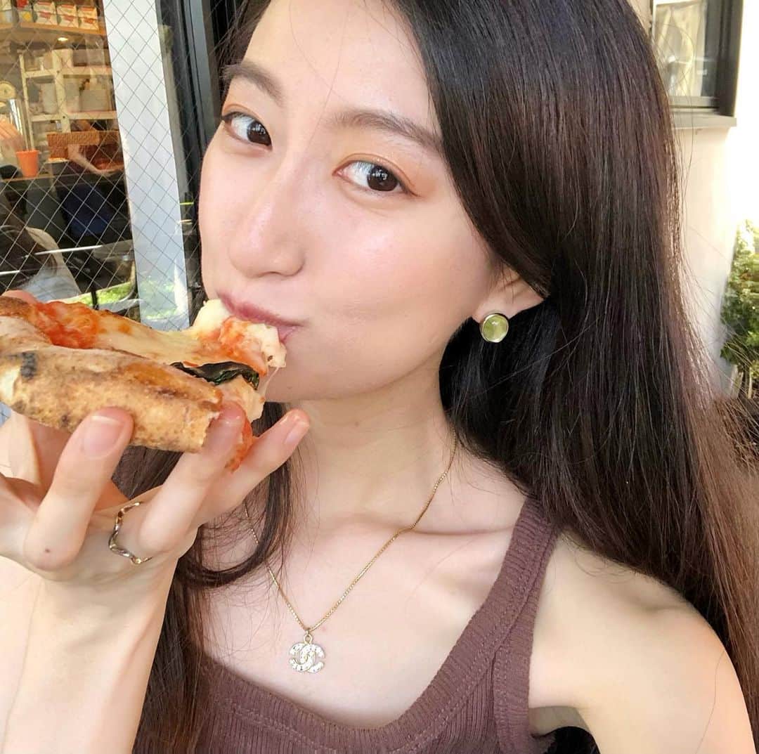 戸高彩菜のインスタグラム：「昔の自分のパクリ #🍕 表参道のピザ屋さんと、新宿のピザ屋さん。」