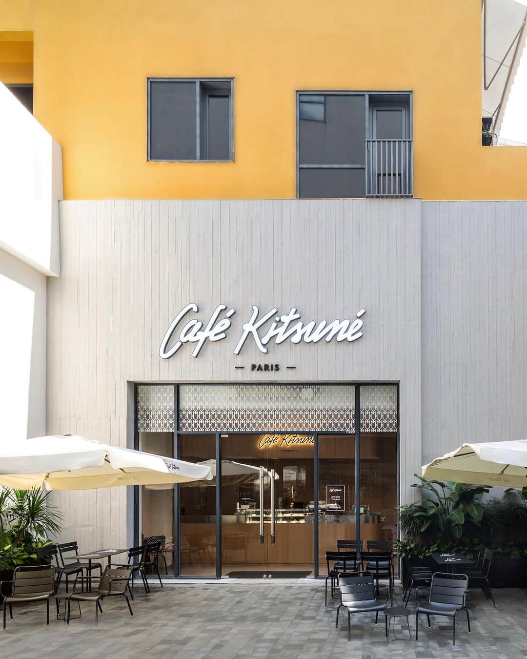 Café Kitsuné Parisのインスタグラム：「Introducing our new Café Kitsuné location at Galeries Lafayette in Shenzhen, China 🇨🇳  Come and discover an urban and modern atmosphere for your favorite coffee break, enhanced by our distinctive French-Japanese touch.   To make the interior of the café unique, we enriched the café with all-over oak cladding and divided the space into different seating areas with an urban and sophisticated atmosphere.  Take a seat at the #CafeKitsuneUpperhills’ terrace to taste our sweet specialties and enjoy the authentic #CafeKitsune experience ✨  👉 Café Kitsuné Upperhills Shenzhen 广东省深圳市福田区华富街道皇岗路5001号深业上城三楼 Cafe Kitsune, T3006, 3rd Floor, UpperHills, No. 5001 Huanggang Road, Huafu Street, Futian District, Shenzhen City, Guangdong Province Monday-Sunday: 8:30am-8:30pm」
