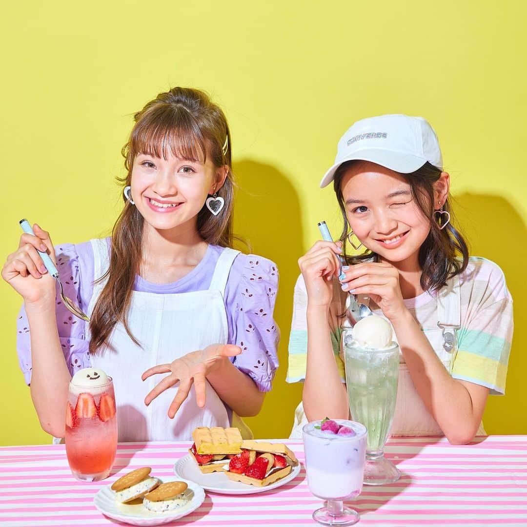 ニコ☆プチのインスタグラム：「🍓🍨✨  みんな夏休みはどうすごしてる？🥺  あつーい日が続いてるし、アイスを食べてすずも🎐🧊 ニコ☆プチ8月号のアイスアレンジを見てマネしてみて💓  📸Photo/ @sho_ito723  👗Stylist/ @pirolichan  💄Hair&Make/ Mai(Nord) 👧🏻Models/Yamamoto Ichika, @0401.riana   #ニコプチ #ニコプチモデル #ロガチ莉杏奈 #山本初華 #アイス #アイスアレンジ #おやつ #夏 #夏休み #summer #summervacation」