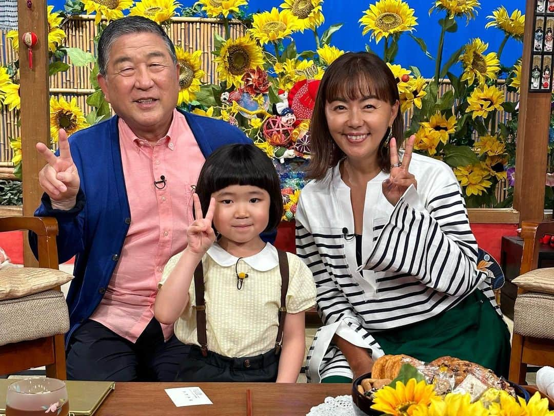 田中律子さんのインスタグラム写真 - (田中律子Instagram)「マネージャーからのお知らせ📺📺  明日7/30 15:20-16:30 テレビ朝日 『路線バスで寄り道の旅』🚌💨 ゲストは具志堅用高さん🥊 今回は、「飯田橋〜新宿〜高円寺」 具志堅さんゆかりの地を巡る旅です👀  そしてそして！ 明日はこれでは終わりません✋ 次の番組にも律子出演します📺  16:30-17:25 テレビ朝日特番！！ 『100歳に聞く。人生最高の瞬間』  徳さんとゲストで律子お邪魔しました📣 この番組のMCは、、、 いま注目の売れっ子子役の永尾柚乃ちゃん🧒🏻🧡 @nagao_yuno_official  収録前に”名刺”を律子にくれて、 ただただ全てが可愛かったです😍  MCも頑張っていて、徳さん&律子との トークもお楽しみに‼️  accessory @abiste_official  #テレビ朝日 #路線バスで寄り道の旅 #バス旅 #ゲスト#具志堅用高 さん #100歳に聞く　 #人生最高の瞬間 #mc#永尾柚乃 ちゃん #徳光和夫#徳さん #田中律子#りっちゃん #珍しく#2人で違う番組のゲスト #たのしかった」7月29日 17時12分 - ri2kotanaka