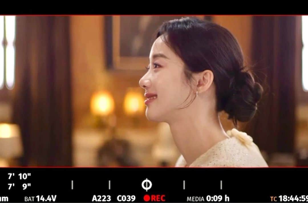 のインスタグラム：「셀러브리티 비하인드 이야기 ♥️  Sat 17:00 (KST)  New Episode Open / Moca 이청아  This is my commentary on behind-the-scenes <Celebrity> and answers to you guys questions ! Now available on my YouTube channel :)  + with subtitles in multiple languages 🫰🏼」