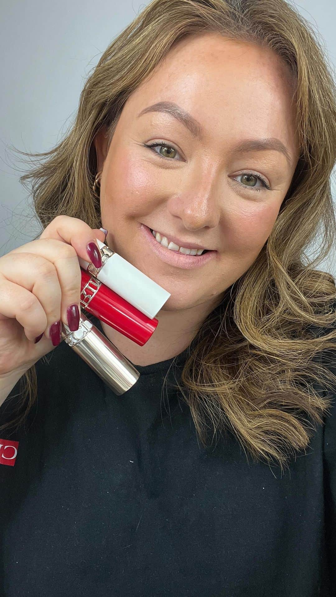 ClarinsUKのインスタグラム：「It’s National Lipstick Day 💄   Our Clarins Beauty Coach Expert @clarins_rebecca will be showing you her top favourite Joli Rouge lipsticks alongside some amazing offers we have currently on the website 💄💋   #NationalLipstickDay #happyLipstickWeek #JoliRouge」