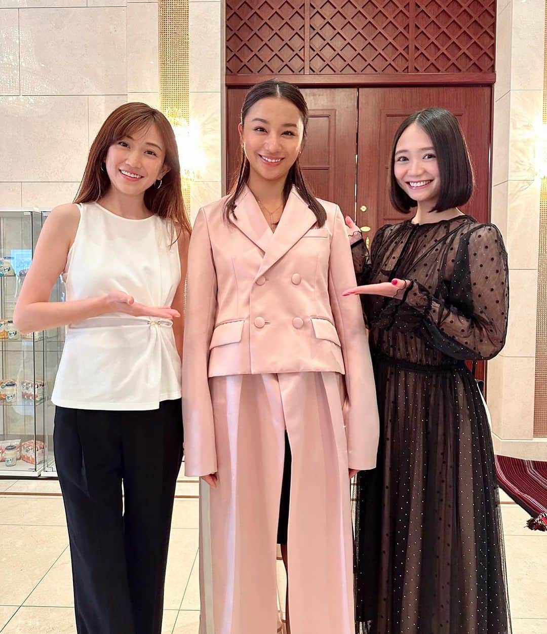 緑川静香のインスタグラム：「⁡ 先月行った私の大切なFriend、高橋メアリージュンちゃん(@maryjuntakahashi )のプロデュースしたオーガニックスキンケアブランド、Nu(@nu_frankincense )のローンチイベントに行った時のお話を✨ ⁡ しっかり毎日使って感想を言いたいなと🥰 ⁡ 化粧水、テクスチャーはサラッとして軽いんだけどお肌がしっとり潤う、なのにベタつかない❤️ オイルは保湿がしっかりされてお気に入り。 そして私が一番好きなのが、つけた瞬間からふわーっと包まれるフランキンセンスの香り。 めっちゃ癒されます。 目を瞑って、深呼吸をしたくなる。 そんな、心にも沁みるスキンケアです。 ⁡ ちなみにフランキンセンスはクレオパトラが使っていて『若返りのオイル』とも言われているそうな👸 ⁡ ホントにメアちゃんらしさが溢れたとっても暖かいスキンケアブランドが誕生して私も嬉しいです🥰 おめでとう🎉✨✨✨ ⁡ オマーン大使館でやったのですが、とっても素敵なスポットがあったので、もう一人のShizuka(@shizuka_kondo )とたくさん写真撮りました🤣🌸 ありがとう🥹✨ ⁡ #たくさん試行錯誤して考えてのこの日なんだろうなと思ったら感動して泣けちゃった笑 #ホントにおめでとう❤️ #そしてさすがモデルのしづかさま #ポージングがキマってる #私は歯が痛いみたいだ笑」