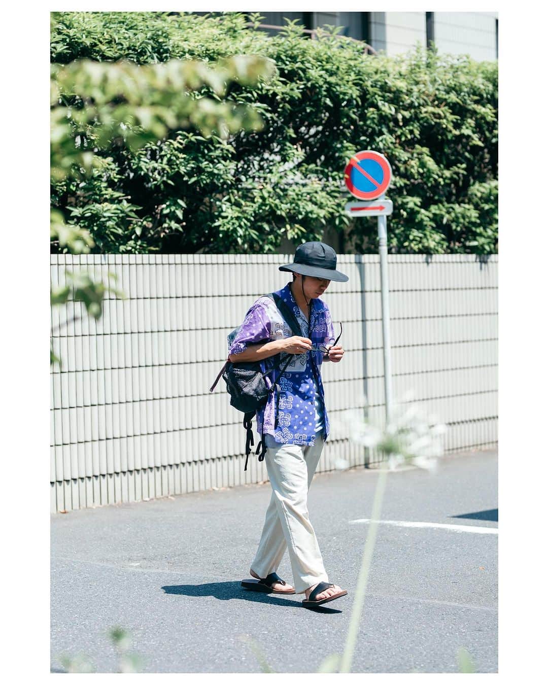 のインスタグラム：「この暑さ、どう乗り切る（着る）か？ ＃ジャーナル的、夏服のすすめ。   ISSUE08 ------------     この日、東京は36℃   うだる様な暑さが続く8月。   夏をどう乗り切る（着る）かが、僕らにとっては重要。   -----   休日、代官山へショッピングに来たけど、 暑くてショップとカフェを行ったり来たり。   水筒の水も、白湯の様な暑さに代わってて、こりゃダメだ。   でも、おしゃれに抜かりなく。   NEEDLES×JOURNAL STANDARDのバンダナシャツは 爽やかに夏を過ごせる一張羅。   合わせたのは、オクタワルツカルゼのパンツ。 汗ばむこの季節にもおすすめな機能素材スラックスパンツ。   肩掛け部分がメッシュになっているクレッタルムーセンのリュックは 替えのTシャツなどが入れれるちょうどいいサイズだな。     -------------   シャツ ◇【NEEDLES×JOURNAL STANDARD】別注 S/S One-up Shirt - BANDANA- ¥37,400税込 @needles_tokyo_official    パンツ ◇オクタワルツカルゼ タックインパンツ ¥13,200税込   バック ◇【KLATTERMUSEN / クレッタルムーセン】Tjalve 2.0 10L ¥24,200税込 @klattermusen_japan    サンダル ◇【THE SANDALMAN×JOURNAL STANDARD】CHROMEXCEL ハナオサンダル ¥26,950税込     —————————— ⁡ ⁡ ⁡ #2023SS #journalstandard #baycrews #fashion #journalstandardmens #journalstandardladies #ジャーナルスタンダード #ベイクルーズ」