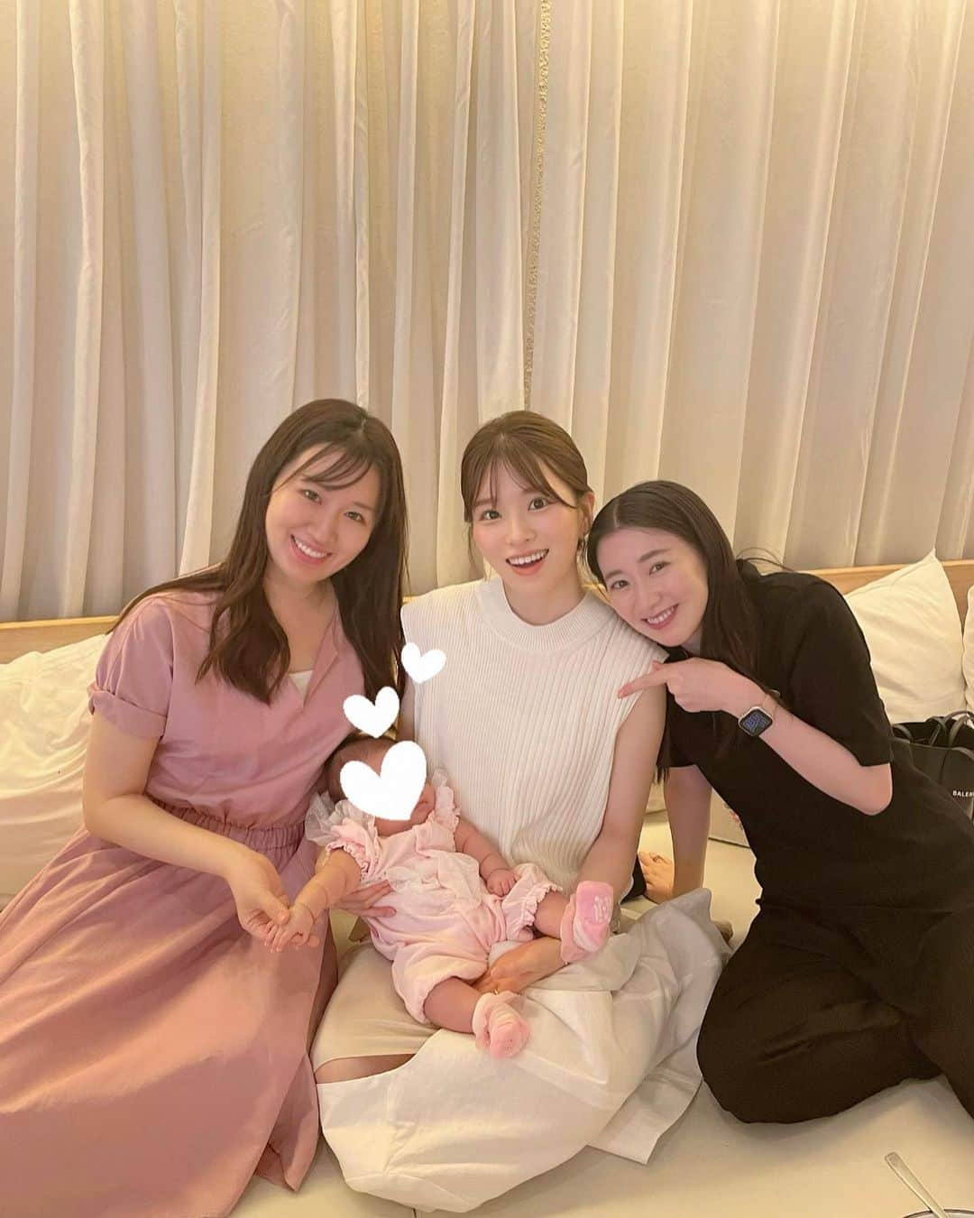 彩月つくしのインスタグラム：「reunion🧹🏫👶🤍  お掃除分担のりさとまおちゃん、そして同じお掃除場所だった同期のかづきが娘に会いにきてくれました♡  "生まれてきてくれて有難う"のプレートには大感動🥹🙏  久しぶりのメンバーで楽しき時間をすごしました💓  #宝塚音楽学校#8番教室 #97期#澤佳津伎 #98期#星南のぞみちゃん#美都くららちゃん #次は全員揃うかな♡」