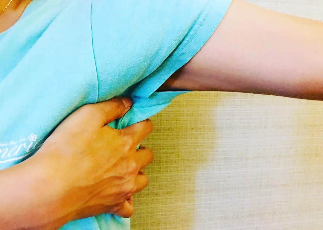 岩田亜矢那のインスタグラム：「セルフケアもしっかりと♪  エアコンの効いた室内で 長時間のデスクワーク 肩こり、背中の張り 気になりますね  肩こり、背中の張りが強くなると 腕が伸ばせない、上がらない ことに繋がってしまいます  そうならないようマッサージと共に セルフケアもしていきましょう  画像のように脇に指を差し込んで 挟むようにゆっくりと揉んで あげてください  これを何回か繰り返すだけでも 腕が伸ばしやすくなります 四十肩、五十肩予防にもなりますね  明日はさらに肩甲骨まわりのほぐし方も やっていきましょう♪  ☆プルメリアメニュー☆  🌸  ドライヘッドスパ  ドライヘッド30分 ￥5,940  ドライヘッド45分 ￥7,700  🌸  ホットストーンマッサージ ホットストーン30分 ￥7,150 ホットストーン45分 ￥8,250  🌸  小顔矯正 (リフトアップ) 小顔 30分 ￥4,400 小顔 45分 ￥6,600 小顔 60分 ￥ 8,800  🌸  夢見ここち  50分 ￥11,000  🌸  ネトラバスティ(眼の温泉) ￥5,500  🌸  美肌トリートメント  美肌 45分 ￥8,030 美肌45分+夢見ここち ￥ 19,030 美肌 45分+ドライヘッド30 ￥13,970 美肌45分+ドライヘッドのみ (延長15分) ￥10,010  🌸 オプション ネイルケア ￥1,980 フェイスパック ¥ 1,980 アイパック ¥ 1,980 ハンドマッサージ ¥ 1,980 延長１５分 ¥ 1,980  美顔スチーマー追加 ¥ 1,100 ホットストーン追加 ¥ 1,100 ヘッドスパジェル追加 ¥ 1,100 プルメリアオイルへ変更 ¥ 1,100  ※オプションのみの施術はできません  プルメリアご予約は ☆当サロン、インスタのメッセージ @plumeria_lalasweet ☆Google ☆みなと温泉蓮へ電話にてプルメリア予約 （スタッフへの個別メッセージはご遠慮ください）  �Plumeria  神戸みなと温泉 蓮 Plumeria 〒650-0041 兵庫県神戸市中央区新港町１−１ 0783817000  #KOBE #KOBEMINATOONSENREN #PORTOFKOBE#fyp#siteseen #神戸みなと温泉#神戸日帰り温泉#関西温泉 #兵庫温泉#みなと温泉蓮#神戸温泉#神戸市 #神戸ホテル#神戸ヘッドスパ#神戸スパ #神戸旅行#神戸おすすめ#おすすめにのりたい#神戸デート #ラスイート#lalasweet#ララスイート #atoa#アトア#coolbeauty#headspa#プルメリア#고베관광#고베당일치기#고베온천」