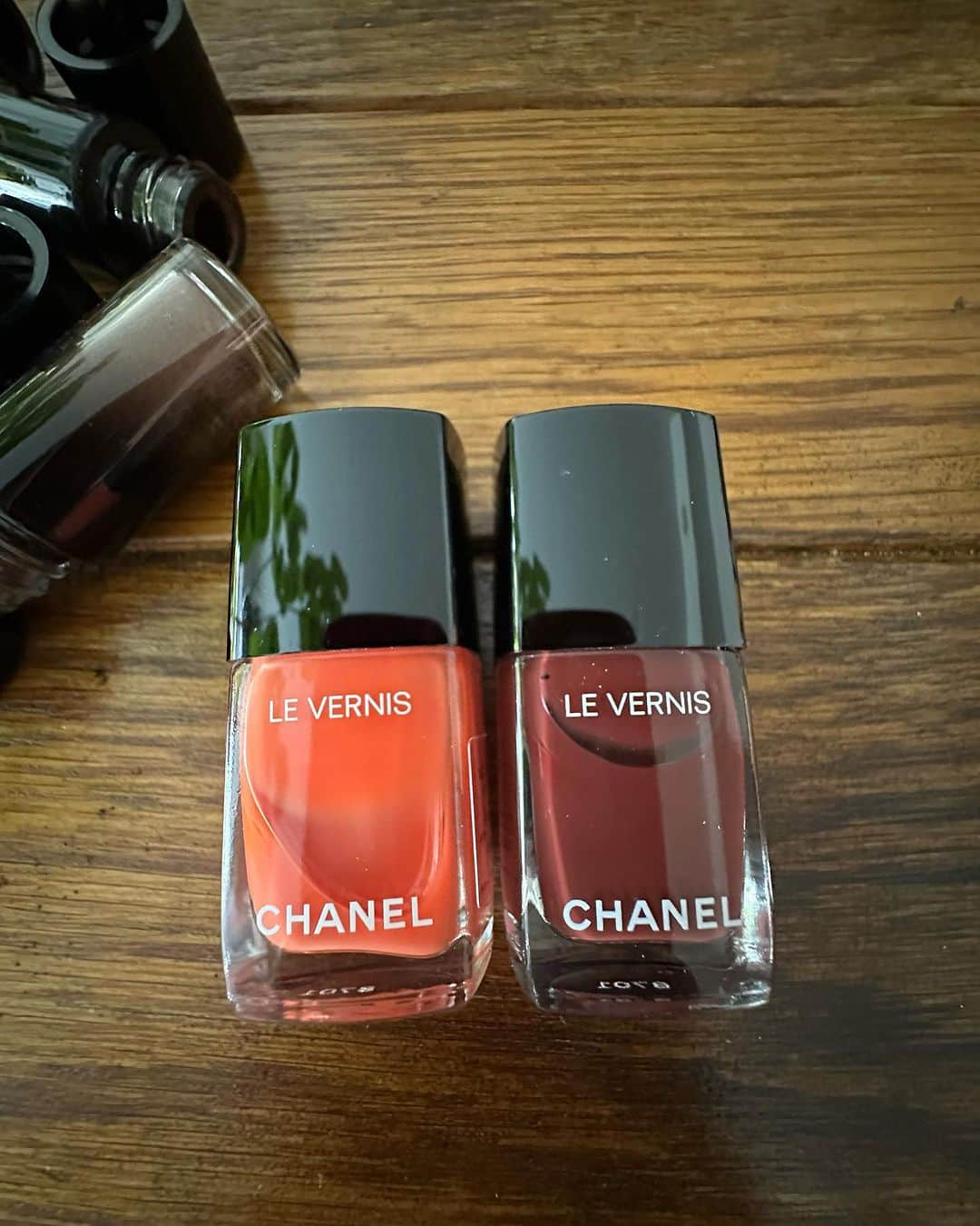 美舟さんのインスタグラム写真 - (美舟Instagram)「【FALL WINTER 2023】  EQUINOXE DE CHANEL #エキノックスドゥシャネル   ガブリエルシャネルが最も好きな秋の時期の"エキノックス" 穏やかな柔らかさと、夏の終わりの太陽光がもたらす。 暖かさと完璧なバランスからインスパイア されたコレクション。 力強さと柔らかさ 素朴と洗練 相反する魅力をひとつにしたモダンで生き生きとしたルック🧡  #ドゥスールデキノックス  下　797-(ベージュ エ コライユ) 上　798-(ベージュ ロゼ エ モ-ヴ)  #ルージュココブル-ム  150 イーズ 152 スウィートネス 154 カインド 156 ウォームス 158 ブライト 160ワイルド  #ヴェルニ  左　163 エテ アンディアン 右　165 ボワデジル  #オンブルプルミエールリーブル   402 シコモア 404 シェヌブラン 406 セードルキュイヴレ 408 アカシア 412 ボワダマランテ 414 ミュリエヌワール  #chanel」7月29日 17時20分 - mifune2014