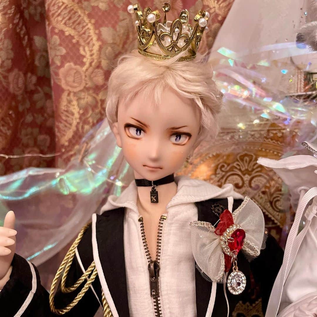 此ノ木よしるのインスタグラム：「セリアで買った、ﾈｺﾁｬﾝ用の王冠👑 ドールにもピッタリ  #DD男子はいいぞ #ドルフィードリーム #bjd #bjddoll #doll #volksdoll #dollfiedream #人偶 #人形  #dollfiedreamboy #animeart」