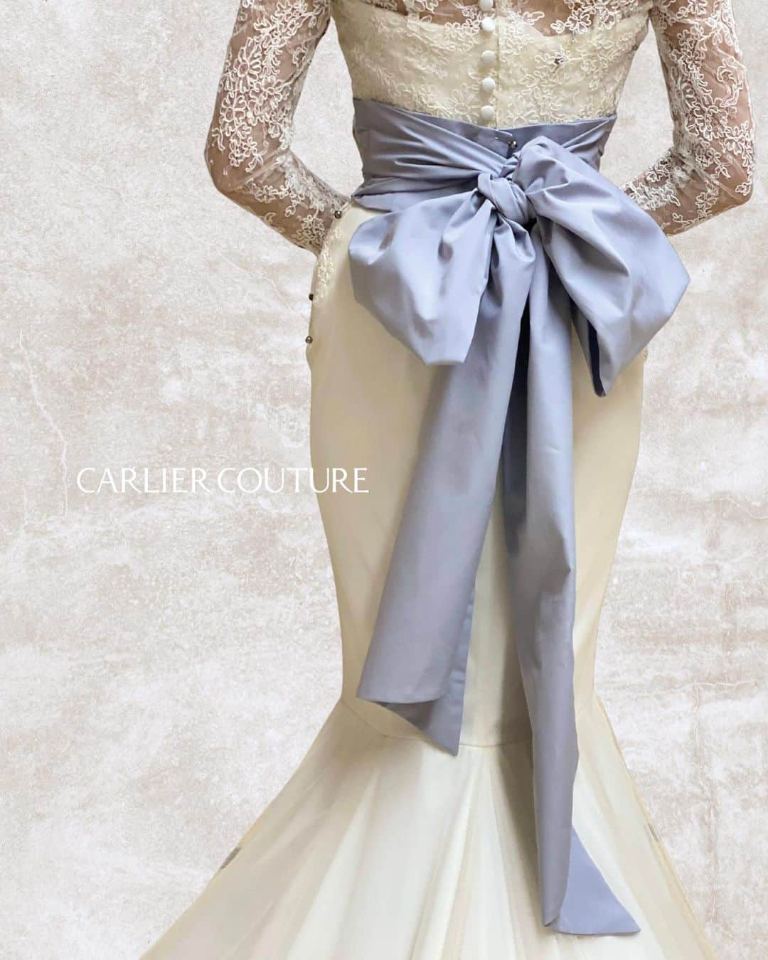 order dress カルリエ クチュールさんのインスタグラム写真 - (order dress カルリエ クチュールInstagram)「. 【Carlier Couture's Bride】 making of a sash  ひとつ前のお写真の続きです。  イメージチェンジ用の、 ブルーのサッシュリボン💙  リゾートウェディングでしたので、 サッシュリボンは、かさばらず クルクルっとコンパクトに巻いて 持ち運べるもの、というリクエストでした。  なので、形が固定される作りリボンではなく、 浴衣のリボンみたいなイメージで 花嫁さま自ら結べるものにし、 片結び、蝶々結び、 色々アレンジ可能になりました。  お色はソフトなブルーグレー。 海でのロケーションフォトでも、 しっとりとオトナな雰囲気に💍  （お仮縫い、修正中のお写真も含まれております。）  ____  ⚠️ただいま @carlier_couture での オーダーのお承りは休止中でございます。  休止前にオーダーいただいたものを まだまだpostさせて頂きますが、 ご了承くださいませ🙇🏻‍♀️🙇🏻‍♀️  ____  現在のメインはこちら @carlier_couture_deuxieme   ぜひfollowしていただけますと 励みになります❤️‍🔥❤️‍🔥 （ストーリーは最近↑がメインです）  イメージコンサルティング 個別メニューも8月いっぱいまで スケジュールアップしております✨ HPよりメニュー詳細、ご予約、 お待ちいたしております🫶🏻  +++—————————————————-+++  お客様のお写真の無断転載は固くお断り致します。 NO COPYING PLEASE / 禁止转载  +++—————————————————-+++  #マーメイドドレス #オーダーマーメイドドレス #リゾートウェディング #リゾート婚 #オーダーウェディングドレス #オーダードレス」7月29日 17時30分 - carlier_couture