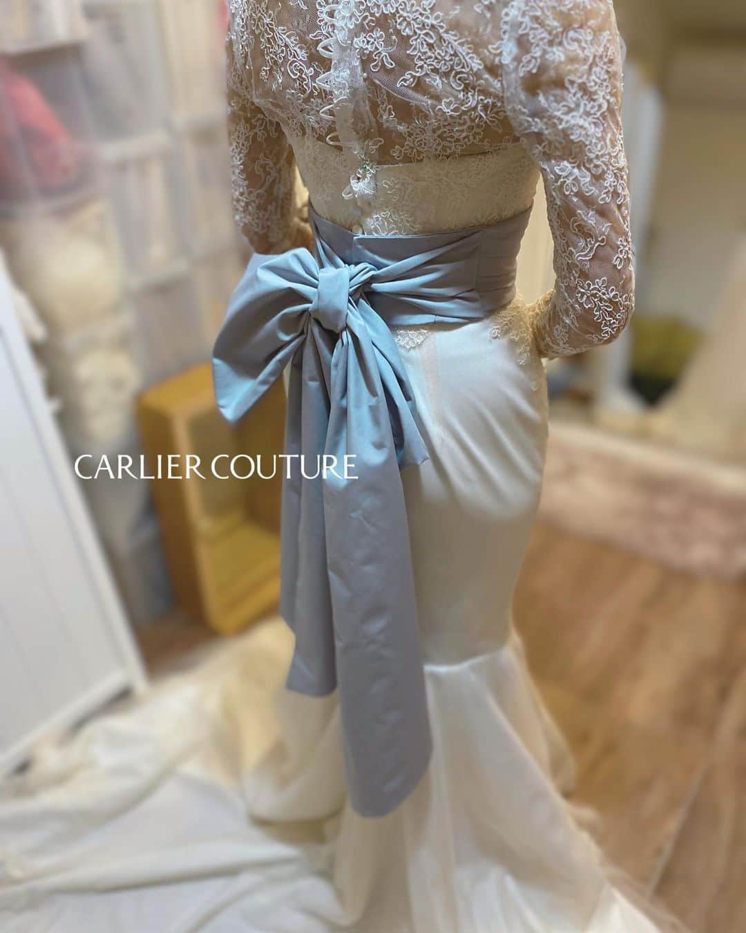 order dress カルリエ クチュールさんのインスタグラム写真 - (order dress カルリエ クチュールInstagram)「. 【Carlier Couture's Bride】 making of a sash  ひとつ前のお写真の続きです。  イメージチェンジ用の、 ブルーのサッシュリボン💙  リゾートウェディングでしたので、 サッシュリボンは、かさばらず クルクルっとコンパクトに巻いて 持ち運べるもの、というリクエストでした。  なので、形が固定される作りリボンではなく、 浴衣のリボンみたいなイメージで 花嫁さま自ら結べるものにし、 片結び、蝶々結び、 色々アレンジ可能になりました。  お色はソフトなブルーグレー。 海でのロケーションフォトでも、 しっとりとオトナな雰囲気に💍  （お仮縫い、修正中のお写真も含まれております。）  ____  ⚠️ただいま @carlier_couture での オーダーのお承りは休止中でございます。  休止前にオーダーいただいたものを まだまだpostさせて頂きますが、 ご了承くださいませ🙇🏻‍♀️🙇🏻‍♀️  ____  現在のメインはこちら @carlier_couture_deuxieme   ぜひfollowしていただけますと 励みになります❤️‍🔥❤️‍🔥 （ストーリーは最近↑がメインです）  イメージコンサルティング 個別メニューも8月いっぱいまで スケジュールアップしております✨ HPよりメニュー詳細、ご予約、 お待ちいたしております🫶🏻  +++—————————————————-+++  お客様のお写真の無断転載は固くお断り致します。 NO COPYING PLEASE / 禁止转载  +++—————————————————-+++  #マーメイドドレス #オーダーマーメイドドレス #リゾートウェディング #リゾート婚 #オーダーウェディングドレス #オーダードレス」7月29日 17時30分 - carlier_couture