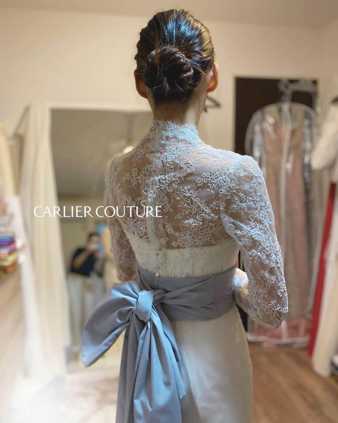 order dress カルリエ クチュールのインスタグラム：「. 【Carlier Couture's Bride】 making of a sash  ひとつ前のお写真の続きです。  イメージチェンジ用の、 ブルーのサッシュリボン💙  リゾートウェディングでしたので、 サッシュリボンは、かさばらず クルクルっとコンパクトに巻いて 持ち運べるもの、というリクエストでした。  なので、形が固定される作りリボンではなく、 浴衣のリボンみたいなイメージで 花嫁さま自ら結べるものにし、 片結び、蝶々結び、 色々アレンジ可能になりました。  お色はソフトなブルーグレー。 海でのロケーションフォトでも、 しっとりとオトナな雰囲気に💍  （お仮縫い、修正中のお写真も含まれております。）  ____  ⚠️ただいま @carlier_couture での オーダーのお承りは休止中でございます。  休止前にオーダーいただいたものを まだまだpostさせて頂きますが、 ご了承くださいませ🙇🏻‍♀️🙇🏻‍♀️  ____  現在のメインはこちら @carlier_couture_deuxieme   ぜひfollowしていただけますと 励みになります❤️‍🔥❤️‍🔥 （ストーリーは最近↑がメインです）  イメージコンサルティング 個別メニューも8月いっぱいまで スケジュールアップしております✨ HPよりメニュー詳細、ご予約、 お待ちいたしております🫶🏻  +++—————————————————-+++  お客様のお写真の無断転載は固くお断り致します。 NO COPYING PLEASE / 禁止转载  +++—————————————————-+++  #マーメイドドレス #オーダーマーメイドドレス #リゾートウェディング #リゾート婚 #オーダーウェディングドレス #オーダードレス」