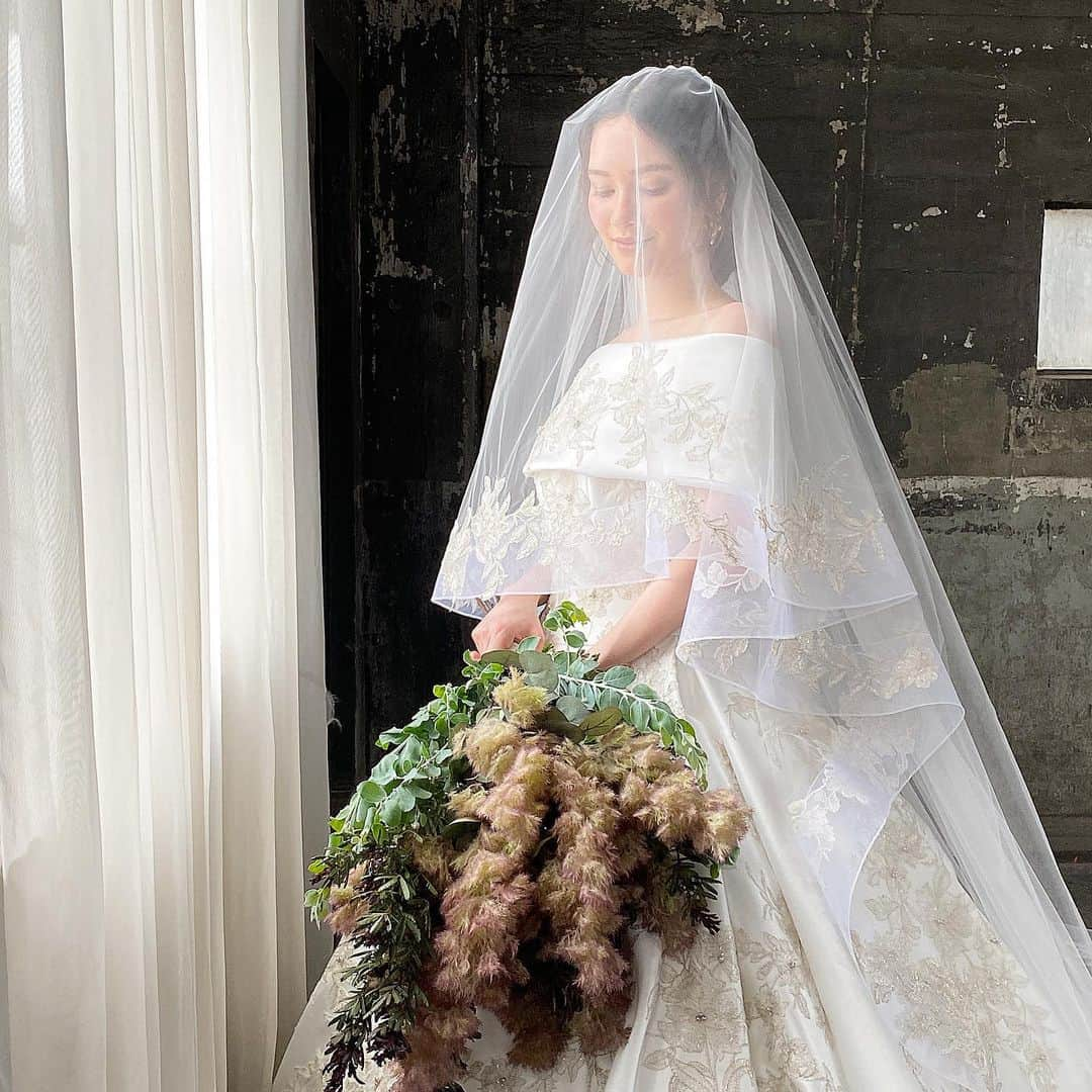 ハツコ エンドウさんのインスタグラム写真 - (ハツコ エンドウInstagram)「＊  Hatsuko Endo Weddings_  Hair&Makeup：Hatsuko Endo @akiko__endo  @hatsukoendo_okayama  @hatsukoendo_sakata  @hatsukoendo_hairmakeup   Dress：Donna／No.8393 @a_by_hatsukoendo  ハツコ エンドウ ウェディングス銀座 03-3563-1411  Accessories：Hatsuko Endo Weddings Bouquet： @ardoise1986   #hatsukoendo  #hatsukoendoweddings #hatsukoendobeauty #abyhatsukoendo  #wedding #dress #hair #makeup #bridal #photo #shooting #accessories #bouquet  #veil #ハツコエンドウ #ハツコエンドウウェディングス #ウェディングドレス #エーバイハツコエンドウ #新作 #ブライダル #ビューティー #ヘアメイク #撮影 #プレ花嫁 #日本中のプレ花嫁さんと繋がりたい #アクセサリー #美容師 #ブーケ #ヴェール」7月29日 17時30分 - hatsuko_endo