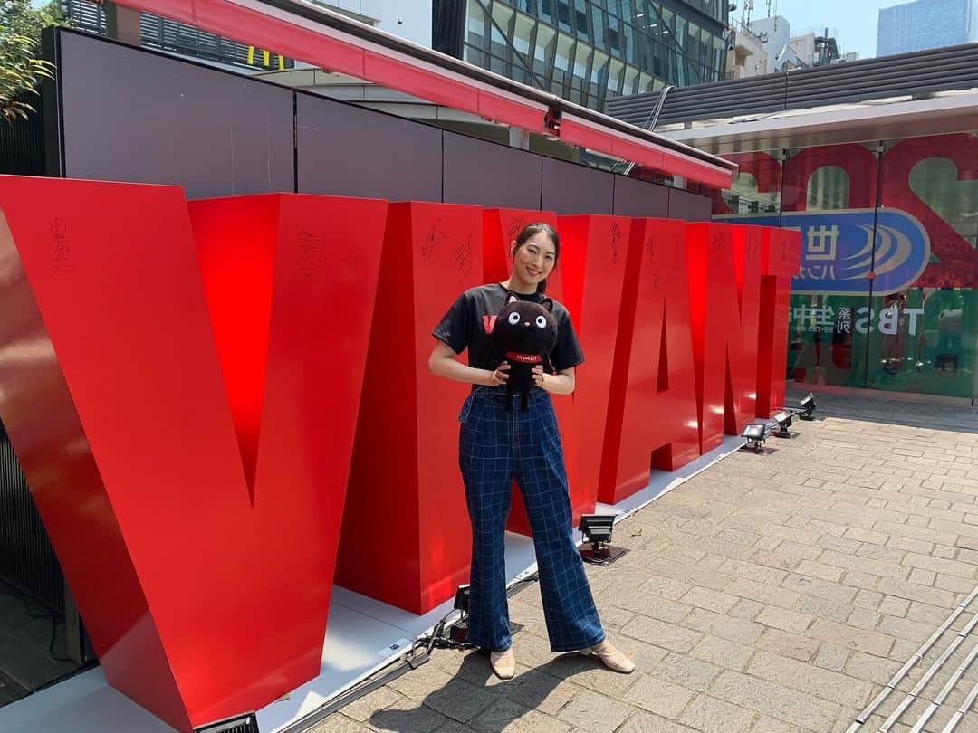 のインスタグラム：「.  こんにちは😃  明日7/30【日】午後9:00〜 日曜劇場『VIVANT』第3話放送放送されます！  先日、珠城もTBSにある『VIVANT』モニュメントにサインを書かせていただきました✨ 写真はBIGヴィヴァンちゃんと共に📸  皆さん暑い中ではありますが、お時間があればが是非見に行ってみてくださいね🏃  以上、マネージャーでした💪🐈‍⬛  #堺雅人 さん #阿部寛 さん #二階堂ふみ さん #二宮和也　さん #松坂桃李 さん #役所広司　さん  #珠城りょう  #ドラマ　#TBS #日曜劇場　#VIVANT #オリジナルTシャツ  #俳優　#actor  #敵か味方か #味方か敵か」