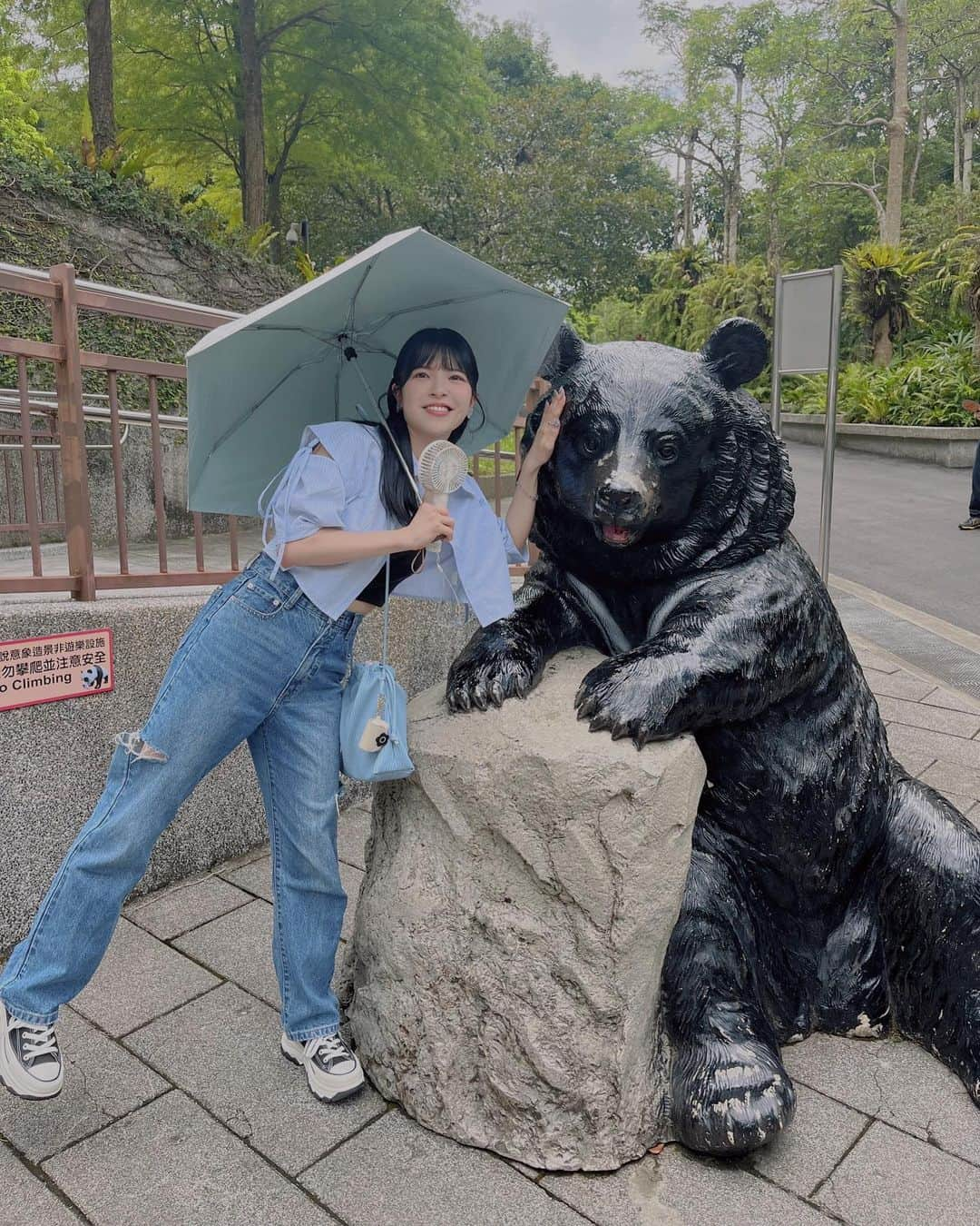 松崎博香のインスタグラム：「台湾で熊に遭遇したよ🐻！ 　 外めちゃくちゃ暑かったけど 楽しかったよ😊🫶🏻 　 #台湾観光 #台北市動物園 #taipei #instagram #instagood #instadaily #lll #台北市立動物園 #me #taipeizoo #STARMARIE #スタマリ #대만 #대만여행」