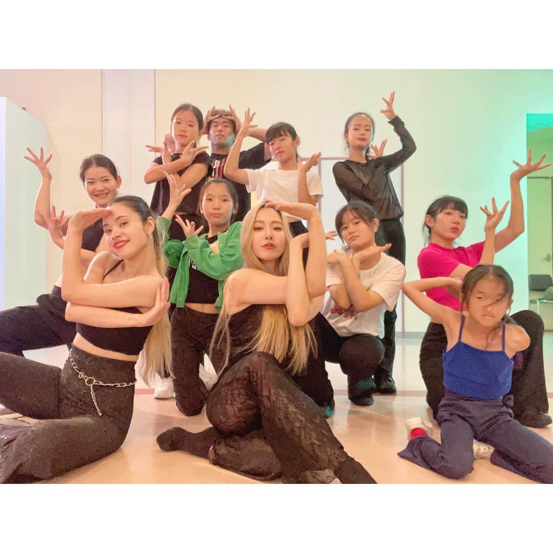 MARINAさんのインスタグラム写真 - (MARINAInstagram)「2023/7/22 Hikari Oricci Special Workshop🦉❤️‍🔥❤️‍🔥 ーHandsー ーーーーーーーーーーーーーーーーーーーー  東京からHIKARIさんが来沖✈︎🏝️✨  激ムズHandsでしたが 皆で共有できてとても楽しい時間でした🔥  HIKARIさんご多忙の中 ありがとうございました🙇🏻‍♀️❤️  ーーーーーーーーーーーーーーーーーーーー #hands #handsperformance #arms #armscontrol #vogue #voguedance #houseoforicci #houseoforiccijapan #oricci #oriccijapan #oricci #okinawa #dancestudioupbeat #沖縄 #豊見城 #ダンススタジオアップビート #ヴォーグ」7月29日 17時27分 - marina___oki