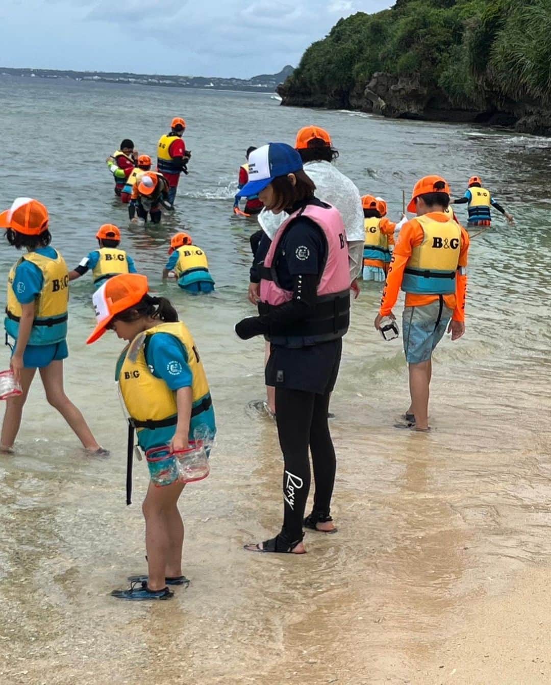 酒井法子さんのインスタグラム写真 - (酒井法子Instagram)「「B&G海洋体験ツアーin 沖縄」 今年もみんなが大好き💕 沖縄ツアーに参加させて頂きました✈︎ B&G財団(東京都港区.会長 前田康吉さん)は、 家庭状況等により自然体験をはじめ様々な経験や 体験が不足している「子供第三の居場所」を利用する児童.生徒を対象に、普段できない自然体験や 文化体験を提供し、子供たちの健やかな成長と 生き抜く力を育むことを目的に「B&G海洋体験ツアーin沖縄」を実施してくださっています。 昨年に引き続きプログラム運営のサポートをさせて頂きました🙇‍♀️３泊４日の体験ツアー❣️ まず初日には、 全国各地の子供達や 引率してくださる大人達が１日がかりで 沖縄入り✈︎長旅お疲れ様でした！ ２日目からは沖縄の文化に触れる 琉球ガラス作り体験や、 名護パイナップルパーク見学🍍 そして、ワクワクの美ら海水族館見学🐬 水飛沫をあげながらジャンプする イルカーのショーを間近で見学したり、 大人気のジンベイザメをはじめ マンタやエイなどなどなどなど！ 手が届きそうな距離で泳ぐ珍しい魚達に 子供達は釘付けでした。 ３日目には、いよいよマリンスポーツ体験会 カヌー、箱メガネ、sup.、バナナボート、 水鉄砲大会と息つく暇もないほどたっぷりと 海を満喫致しました。 そして、楽しい時はあっという間。 ４日目にはお土産を買ったりしたがら それぞれの帰路へ。 子供達の笑顔に私が癒され、元気をもらいました。 素晴らしい活動の一コマに参加させて頂き 心より感謝いたしております。 また、引率してくださった大人達。。 スタッフの皆様の温かなご指導やお姿に 頭の下がる想いでございました。 心配されたお天気もなんとか無事に晴れてくれて 最高の夏休みになってくれたのでないでしょうか。 皆様お疲れ様でした！ 後半組もどうか無事に楽しい時間がすごせますように✨ #B&G財団 #子ども健全育成大使 #B&G海洋体験ツアーin沖縄 #子ども第三の居場所 #酒井法子」7月29日 17時29分 - noriko_sakai_official
