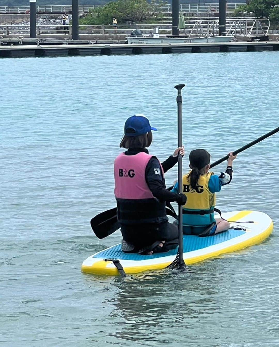 酒井法子さんのインスタグラム写真 - (酒井法子Instagram)「「B&G海洋体験ツアーin 沖縄」 今年もみんなが大好き💕 沖縄ツアーに参加させて頂きました✈︎ B&G財団(東京都港区.会長 前田康吉さん)は、 家庭状況等により自然体験をはじめ様々な経験や 体験が不足している「子供第三の居場所」を利用する児童.生徒を対象に、普段できない自然体験や 文化体験を提供し、子供たちの健やかな成長と 生き抜く力を育むことを目的に「B&G海洋体験ツアーin沖縄」を実施してくださっています。 昨年に引き続きプログラム運営のサポートをさせて頂きました🙇‍♀️３泊４日の体験ツアー❣️ まず初日には、 全国各地の子供達や 引率してくださる大人達が１日がかりで 沖縄入り✈︎長旅お疲れ様でした！ ２日目からは沖縄の文化に触れる 琉球ガラス作り体験や、 名護パイナップルパーク見学🍍 そして、ワクワクの美ら海水族館見学🐬 水飛沫をあげながらジャンプする イルカーのショーを間近で見学したり、 大人気のジンベイザメをはじめ マンタやエイなどなどなどなど！ 手が届きそうな距離で泳ぐ珍しい魚達に 子供達は釘付けでした。 ３日目には、いよいよマリンスポーツ体験会 カヌー、箱メガネ、sup.、バナナボート、 水鉄砲大会と息つく暇もないほどたっぷりと 海を満喫致しました。 そして、楽しい時はあっという間。 ４日目にはお土産を買ったりしたがら それぞれの帰路へ。 子供達の笑顔に私が癒され、元気をもらいました。 素晴らしい活動の一コマに参加させて頂き 心より感謝いたしております。 また、引率してくださった大人達。。 スタッフの皆様の温かなご指導やお姿に 頭の下がる想いでございました。 心配されたお天気もなんとか無事に晴れてくれて 最高の夏休みになってくれたのでないでしょうか。 皆様お疲れ様でした！ 後半組もどうか無事に楽しい時間がすごせますように✨ #B&G財団 #子ども健全育成大使 #B&G海洋体験ツアーin沖縄 #子ども第三の居場所 #酒井法子」7月29日 17時29分 - noriko_sakai_official