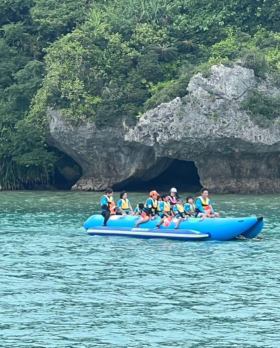 酒井法子さんのインスタグラム写真 - (酒井法子Instagram)「「B&G海洋体験ツアーin 沖縄」 今年もみんなが大好き💕 沖縄ツアーに参加させて頂きました✈︎ B&G財団(東京都港区.会長 前田康吉さん)は、 家庭状況等により自然体験をはじめ様々な経験や 体験が不足している「子供第三の居場所」を利用する児童.生徒を対象に、普段できない自然体験や 文化体験を提供し、子供たちの健やかな成長と 生き抜く力を育むことを目的に「B&G海洋体験ツアーin沖縄」を実施してくださっています。 昨年に引き続きプログラム運営のサポートをさせて頂きました🙇‍♀️３泊４日の体験ツアー❣️ まず初日には、 全国各地の子供達や 引率してくださる大人達が１日がかりで 沖縄入り✈︎長旅お疲れ様でした！ ２日目からは沖縄の文化に触れる 琉球ガラス作り体験や、 名護パイナップルパーク見学🍍 そして、ワクワクの美ら海水族館見学🐬 水飛沫をあげながらジャンプする イルカーのショーを間近で見学したり、 大人気のジンベイザメをはじめ マンタやエイなどなどなどなど！ 手が届きそうな距離で泳ぐ珍しい魚達に 子供達は釘付けでした。 ３日目には、いよいよマリンスポーツ体験会 カヌー、箱メガネ、sup.、バナナボート、 水鉄砲大会と息つく暇もないほどたっぷりと 海を満喫致しました。 そして、楽しい時はあっという間。 ４日目にはお土産を買ったりしたがら それぞれの帰路へ。 子供達の笑顔に私が癒され、元気をもらいました。 素晴らしい活動の一コマに参加させて頂き 心より感謝いたしております。 また、引率してくださった大人達。。 スタッフの皆様の温かなご指導やお姿に 頭の下がる想いでございました。 心配されたお天気もなんとか無事に晴れてくれて 最高の夏休みになってくれたのでないでしょうか。 皆様お疲れ様でした！ 後半組もどうか無事に楽しい時間がすごせますように✨ #B&G財団 #子ども健全育成大使 #B&G海洋体験ツアーin沖縄 #子ども第三の居場所 #酒井法子」7月29日 17時29分 - noriko_sakai_official