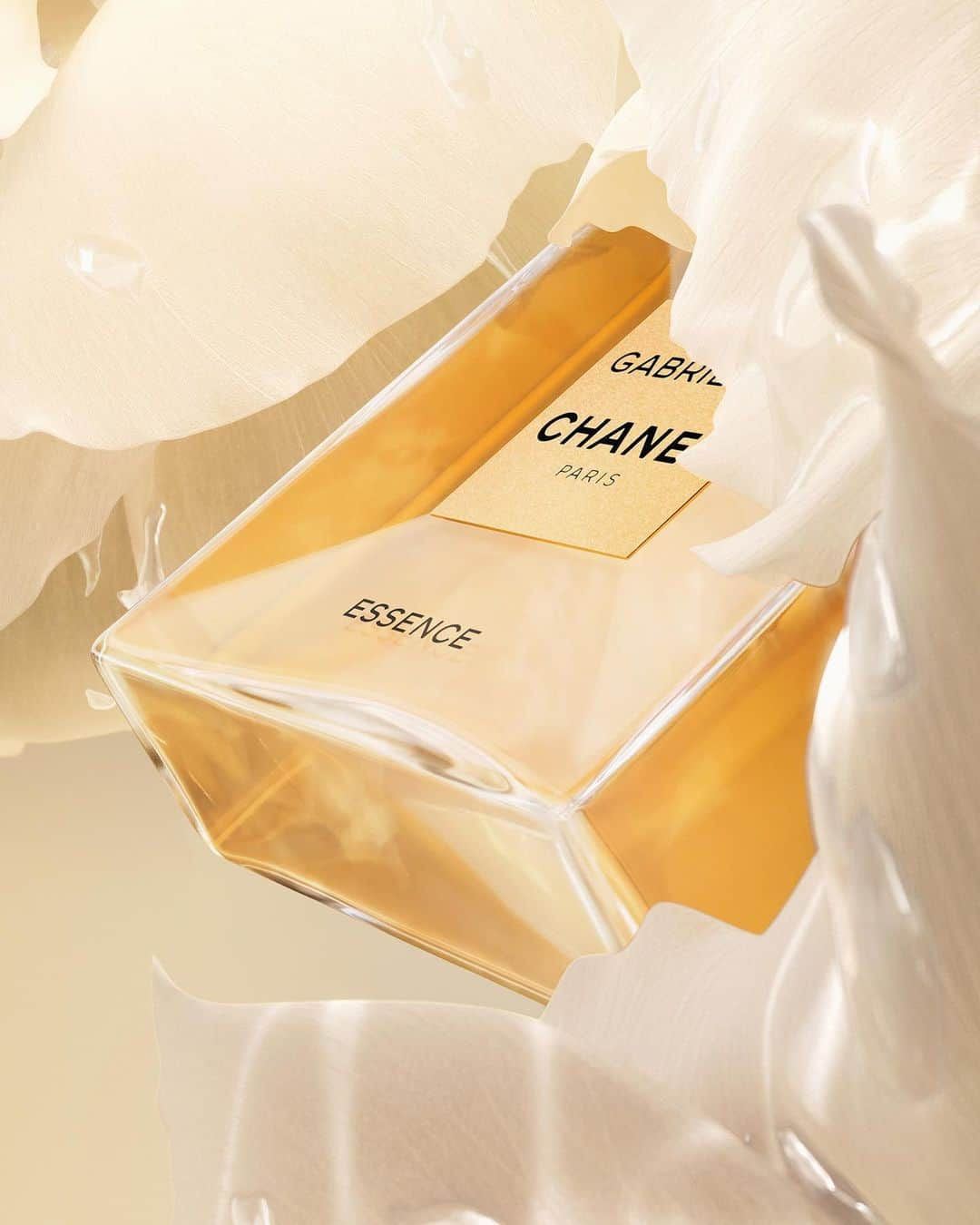 シャネルさんのインスタグラム写真 - (シャネルInstagram)「GABRIELLE CHANEL ESSENCE A solar and voluptuous fragrance. Inspired by Gabrielle Chanel and the free-spirited, passionate woman that she was, GABRIELLE CHANEL ESSENCE reveals a voluptuous composition revolving around jasmine, ylang-ylang, orange blossom, and captivating Grasse tuberose. Four flowers, four singular facets that come together in a fragrance for the radiant woman who shapes her own destiny.  #GabrielleCHANEL #CHANELFragrance」7月29日 17時39分 - chanelofficial