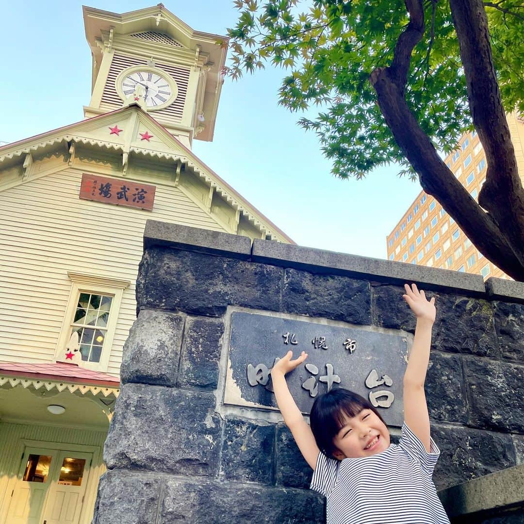 加藤柚凪のインスタグラム：「はじめて見た北海道の時計台で、 時計のポーズ😄⏰  ホワイトチョコでできてるみたいな きれいな建物だったよ✨ 中にはなにがあるんだろう👀   北海道はひろいし、 おたるもおすすめだよって教えてもらったし、 もっといろんなところに行ってみたいなぁ😊🎶  #北海道の #時計台 #加藤柚凪  @yuzuna_kato」