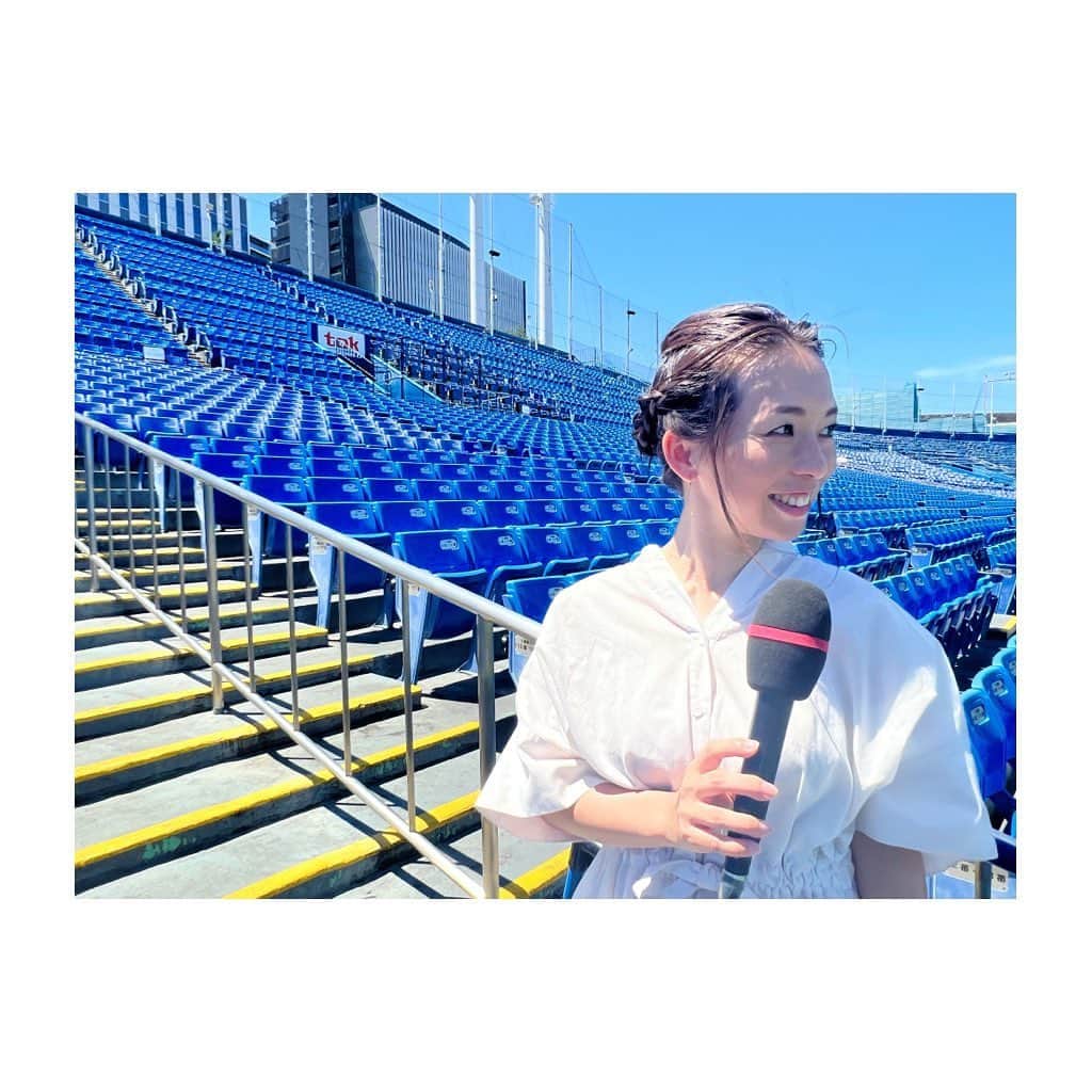 羽村亜美のインスタグラム：「おおおおおお  お疲れ様でしたー！！！！！！ いやーーーー終わりました！ 私の夏が！！！！！！！！ 今年はまじで忙しくてほんとに いろいろバタバタ。。  夏の高校野球西東京大会決勝戦！ 日大三vs日大鶴ヶ丘  決勝戦に相応しい、 しまった好ゲーム！ 日大三の皆さん、優勝おめでとうございます！　 日鶴の皆さんナイスゲームをありがとうございました。 TOKYO MX、配信などご覧頂きありがとうございました。 　  リポートでお伝えした、 スポーツクラス担任、吹奏楽部の顧問　ほそや先生。 二宮主将のインタビュー中に お名前がでて、スタンドが 沸いたとき、感動しました✨  試合中のリポートでお伝えできてよかった。。  前監督の小倉さんの涙。 三木監督の涙。。。  高校野球、いいなあ😭  今年もみなさん たくさんーー取材ありがとうございます！！！ お伝えきれなかったこともたくさん！！ほんとにごめんなさい。  この両校の決勝は2018年5年ぶりだったのですが（日大三サヨナラHR）　 今日のスタンドインタビューでその5年前の日鶴のキャプテンにインタビュー!! なんと5年前、私がグラウンドでインタビューしたことを覚えていてくれました！　 同期の皆さんもありがとう😌嬉しかった！  今日の写真ないので5年前の写真を✨  ちなみに日大三の当時のキャプテンは、日置選手。 先日まで行われた都市対抗野球で、　 明治安田生命の選手として 代打で安打を放つなど活躍しておりました✨  わたし、5年前と同じパンツ履いてるね。ズボン👖。笑笑笑笑  やっっっっと明後日から！！！ １日休みです。寝ます。。  寝ます！！！！  何度もいいます。  寝ます！！！飲みます🍺！！！  飲みます！！！  飲むぞ！！！！！！！🍺  にしても、今日ほんと、暑かった。。。 暑いというか、焼けるような日差しが、 痛かった！！！  金属の部分触ると火傷だ！！😭」