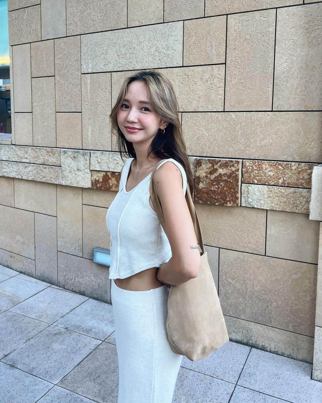 宮崎絹子のインスタグラム：「まだ明るい時間に 映画を見に行った金曜日🎞️  「君たちはどう生きるか」  みんな見た？  ジブリが大好きだから すっっごいたのしみにしてたの！ あと3回は見たいから、DVD買う。  幸せ満たされた日💕  最後の写真は風が好きすぎて 髪の毛が終了した写真です。笑  #fashion #ootd #コーディネート #searoomlynn」