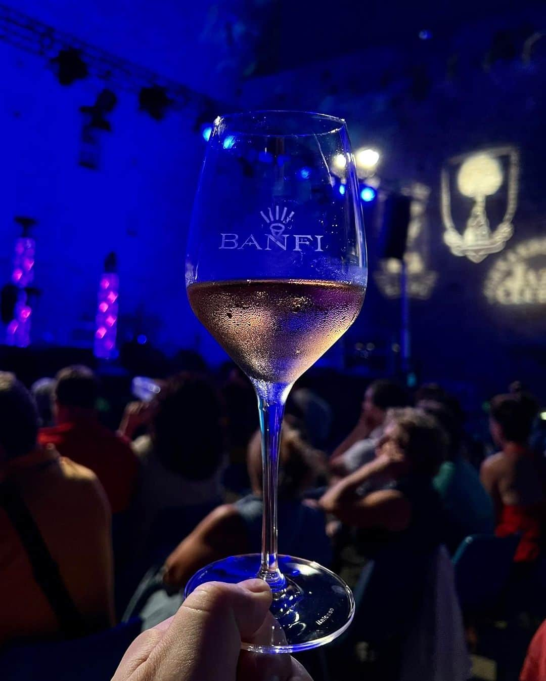 イタレッセのインスタグラム：「La scorsa settimana, nella bellissima cornice della Fortezza di Montalcino, abbiamo avuto l’onore di partecipare come sponsor alla ventiseiesima edizione di ‘Jazz&Wine in Montalcino’. Grazie a @banfiofficial per averci dato la possibilità di sostenere questo splendido evento 🥂  🇬🇧  Last week, in the beautiful Fortezza di Montalcino, we had the honor to sponsor the twenty-sixth edition of ‘Jazz&Wine in Montalcino’. Thank you @banfiofficial for giving us the opportunity to support such a wonderful event! 🥂  #italesse #tastelikeamaster #jazzandwine #montalcino #jazzmusic #jazz #winetime #wineoclock #winelover #banfi #instawine」