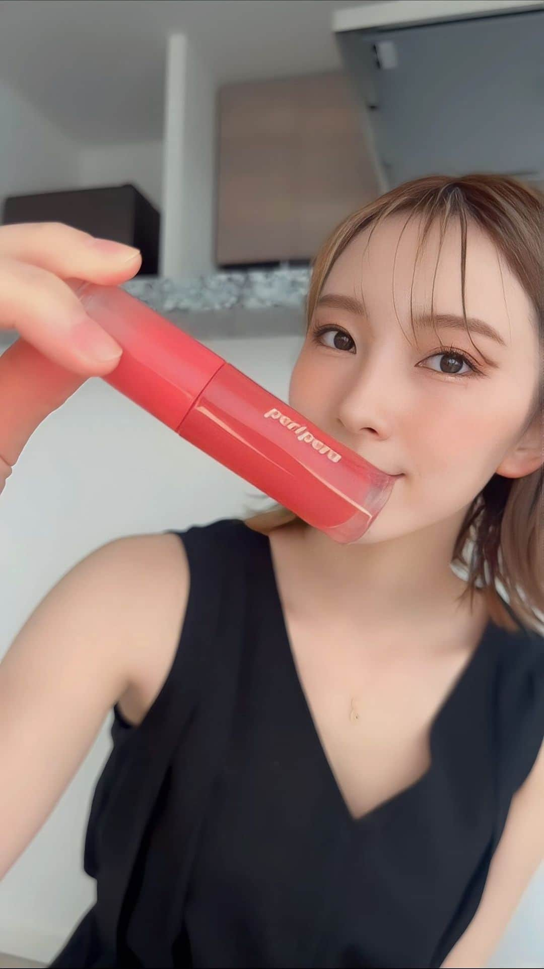 藤原望未のインスタグラム：「お姉ちゃんが買ってきてくれた @periperajapan のティント💄✨  ティッシュオフして2回塗れば、落ちづらくて色長持ち🥰  私はドイエベなので ペリペラ Gティント 02 「イエベ必須コーラル」🫶 ってカラーだよ！  イエベのみんなに伝えたい🤤💕  感想もしづらいのでお気に入りー！ お姉ちゃんありがとう😆   #リップ  #ティント  #ティントリップ  #イエベリップ  #イエベ春コスメ  #ペリペラ  #ペリペラティント  #コーラルリップ  #リップティント  #イエベメイク」