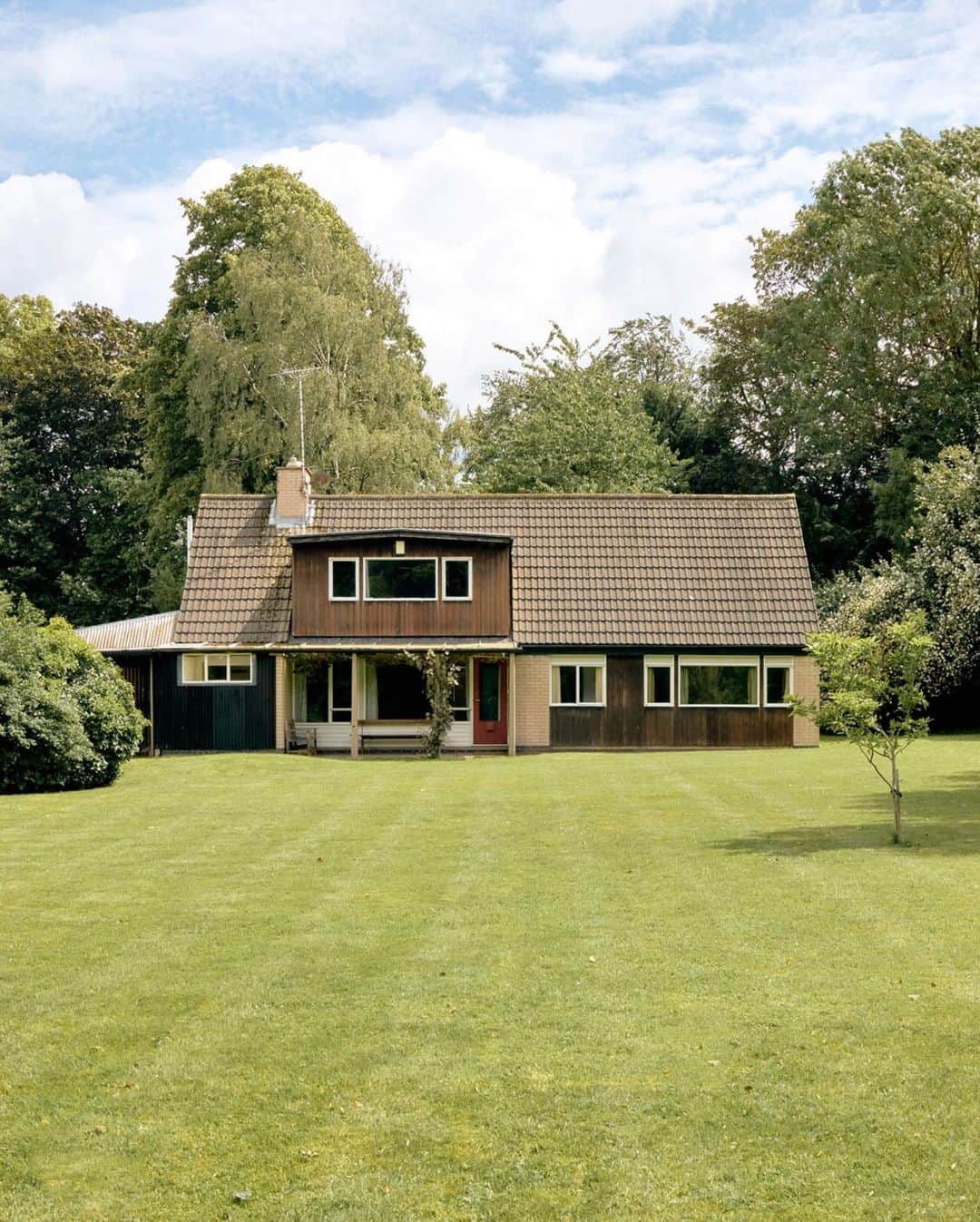 The Modern Houseさんのインスタグラム写真 - (The Modern HouseInstagram)「#forsale Tailor Made: a carefully preserved mid-century home in Staffordshire, originally built by a local architect for his family.  Go to the link in our bio to view the full listing.  Hargreaves Lane, Stafford, Staffordshire.」7月29日 17時43分 - themodernhouse