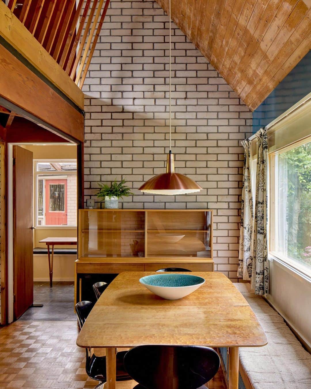 The Modern Houseさんのインスタグラム写真 - (The Modern HouseInstagram)「#forsale Tailor Made: a carefully preserved mid-century home in Staffordshire, originally built by a local architect for his family.  Go to the link in our bio to view the full listing.  Hargreaves Lane, Stafford, Staffordshire.」7月29日 17時43分 - themodernhouse
