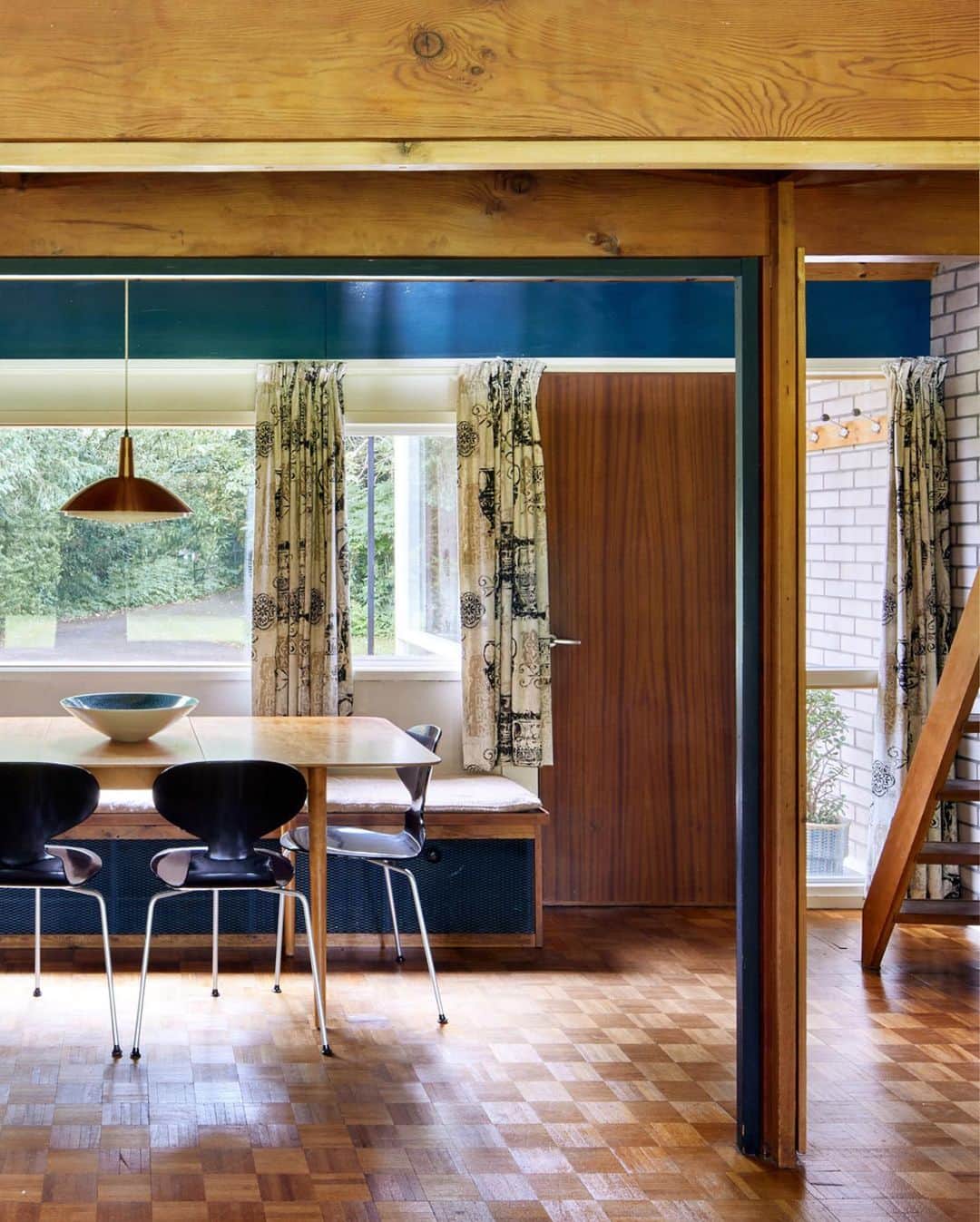 The Modern Houseさんのインスタグラム写真 - (The Modern HouseInstagram)「#forsale Tailor Made: a carefully preserved mid-century home in Staffordshire, originally built by a local architect for his family.  Go to the link in our bio to view the full listing.  Hargreaves Lane, Stafford, Staffordshire.」7月29日 17時43分 - themodernhouse