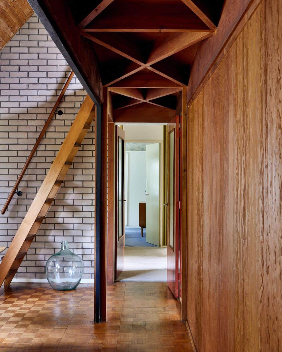 The Modern Houseさんのインスタグラム写真 - (The Modern HouseInstagram)「#forsale Tailor Made: a carefully preserved mid-century home in Staffordshire, originally built by a local architect for his family.  Go to the link in our bio to view the full listing.  Hargreaves Lane, Stafford, Staffordshire.」7月29日 17時43分 - themodernhouse