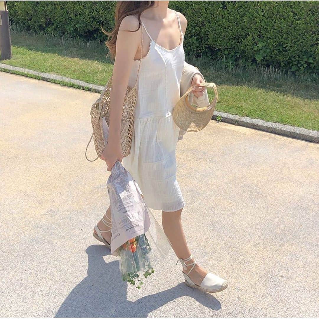 古賀美紀のインスタグラム：「----------------------------------------- 　※ご予約するお客様へ※ 前日の夜 "21:00"以降の前日キャンセルは お控えください🥲 当日の日にち変更、二重予約は、お控えください🙇‍♂️ 無断キャンセルした方は （次回shima全店舗含めご来店時に30%キャンセル代頂きます） ご連絡の無しの15分遅れの場合30%キャンセル料頂きますので、 遅れそうな場合は、お店にご連絡お待ちしてます🥺 仕事中Dm'は気付きませんので🙇 ------------------------------------------  ※バングカット、バングカット顔まわり単品メニューは DMからのご予約になります✂︎  希望のお日にち時間帯、フルネーム、お電話番号記入📝  29日(土) 15:30/16:00 （17:30 ケアカラーのみ）  30日(日) スムーズにご案内できます♡  31日(月) 11:30/13:30/14:30/15:00 15:30/16:00/16:30/17:00  2日(水) 11:00/13:30 14:30/15:00/15:30/16:00  4日(金) 11:30/12:00/13:30 14:30/17:00/17:30/18:00  5日6日の土日 埋まってきてます♡  #韓国ヘア　#淡色女子 　#韓国インテリア」