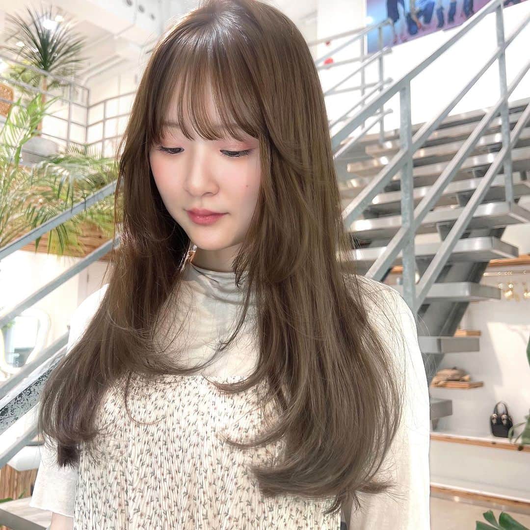 古賀美紀のインスタグラム：「#ブリーチなし でできる  「 #オリーブベージュ ❤︎」  暗いカラーをしていて明るくしたい方、色ムラがある方 地毛からの初カラーのお客様はダブルケアカラー  選択お願いします♡ 当日ベースを見てダブルケアカラー が 必要のないベースですと一回のカラーに メニュー変更可能です✨  ※top stylist指名料＋500 ※学割10%off  オススメ———————————— "プレミアムケアカラー"【毛髪強化剤】 ↪︎切れ毛枝毛を防ぎダメージ98％cut！ 高い染着力とカラーの持続性UP◎ 特別なコーティングをしてくれるトリートメント付き♡ ツヤツヤでサラサラな手触りになります＊ ———————————————  "set menu" "シャンプーブロー¥2700込み" 〜はレングス料金含む  ♡前髪カット＋ケアカラー ¥14,000~  【顔周り後れ毛cut＋¥500】  ♡前髪カット＋プレミアムケアカラー　¥16,200~ 【顔周り後れ毛cut＋¥500】  ♡カット＋ケアカラー ¥16100~  ♡カット＋プレミアムケアカラー¥18300~  ♡カット＋ダブルケアカラー ¥25300~  ♡ケアカラー＋トリートメント　¥18400~  ♡プレミアムケアカラー＋トリートメント　¥20600~  ♡前髪カット＋ケアカラー＋トリートメント¥20500~ 【顔周り後れ毛cut＋¥500】  ♡前髪カット＋プレミアムケアカラー＋トリートメント　¥22700~ 【顔周り後れ毛cut＋¥500】  ♡カット＋ケアカラー＋トリートメント　¥22600~  ♡カット＋プレミアムケアカラー＋トリートメント　¥24800~  ♡前髪カット＋ダブルケアカラー¥23200~ 【顔周り後れ毛cut＋¥500】  ♡カット＋ダブルケアカラー ¥25300~  ♡ダブルケアカラー ＋トリートメント ¥27600  #ブリーチ無し #オリーブグレージュ  #オリーブカラー  #アッシュグレージュ  #アッシュグレー  #シースルーバング  #おくれ毛カット」
