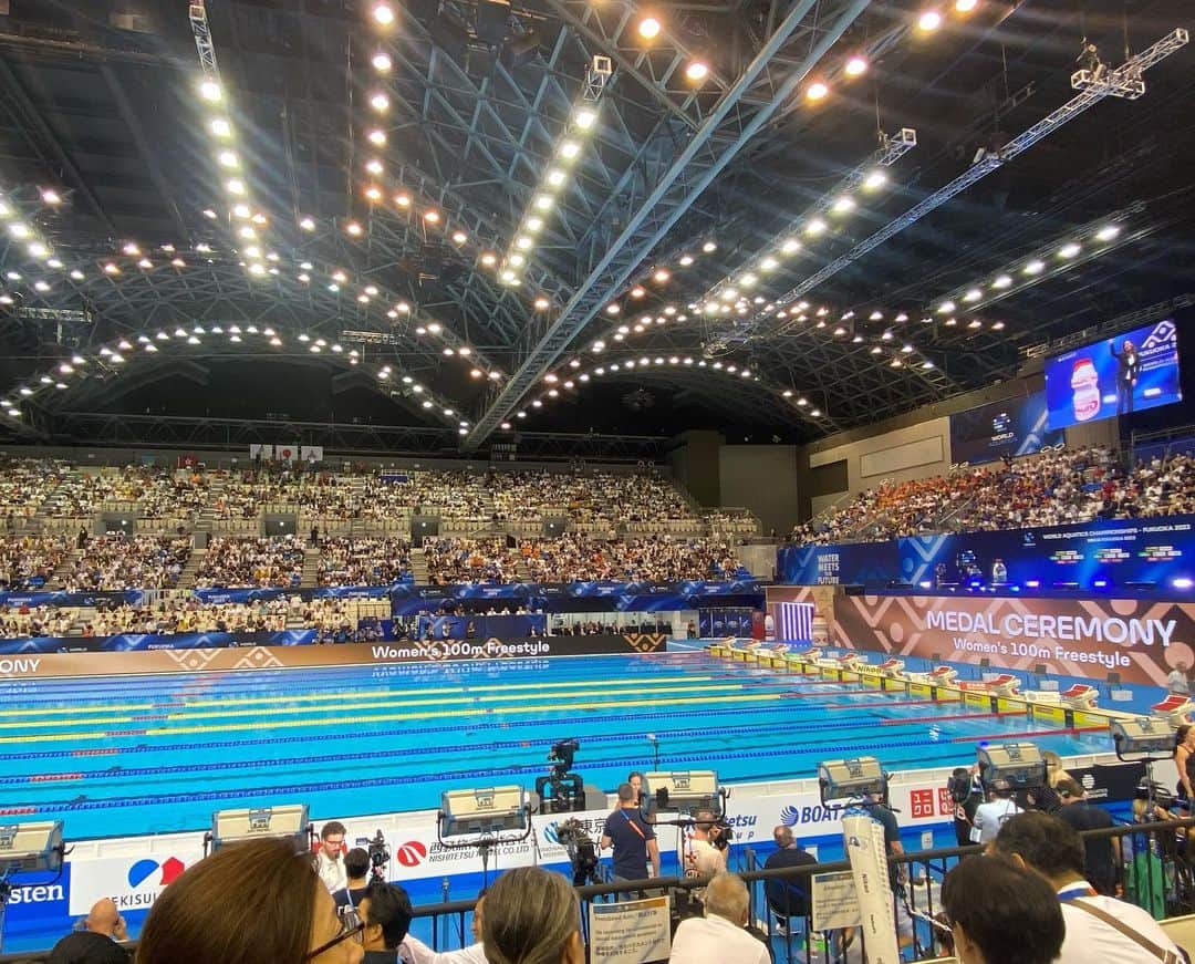大田理裟さんのインスタグラム写真 - (大田理裟Instagram)「⁡ #世界水泳 にいってきました〜🏊🩷 ⁡ 圧巻の泳ぎと華やかな演出が最高すぎた！ やっぱりスポーツは生でみるのが一番🤩🤩！！ ⁡ 世界記録も見ることができたし、 #池江璃花子 さんとか日本人選手もたくさん見れて、 初めての観戦だったけどあっという間の２時間でした🥰 ビールや、屋台で買ったものを食べながら観戦できたり 観客が盛り上がれるような演出も楽しかった〜😁 ⁡ #世界水泳福岡2023 #AQUAfukuoka23 #水泳 #競泳 #福岡 #swimming」7月29日 17時50分 - ota_risa
