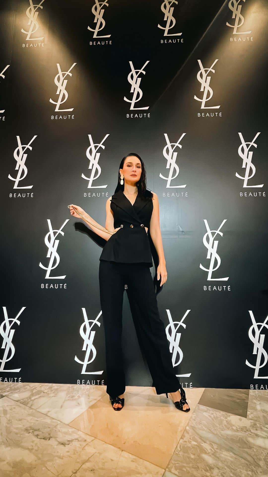 ルナ・マヤのインスタグラム：「a night with @yslbeauty💫  Makeup: @danybarca22 Hair do: @yezhadjohair Stylist: @_gilygily Outfit: @nataliakiantoro   #YSLBeautyID #IamLibre」