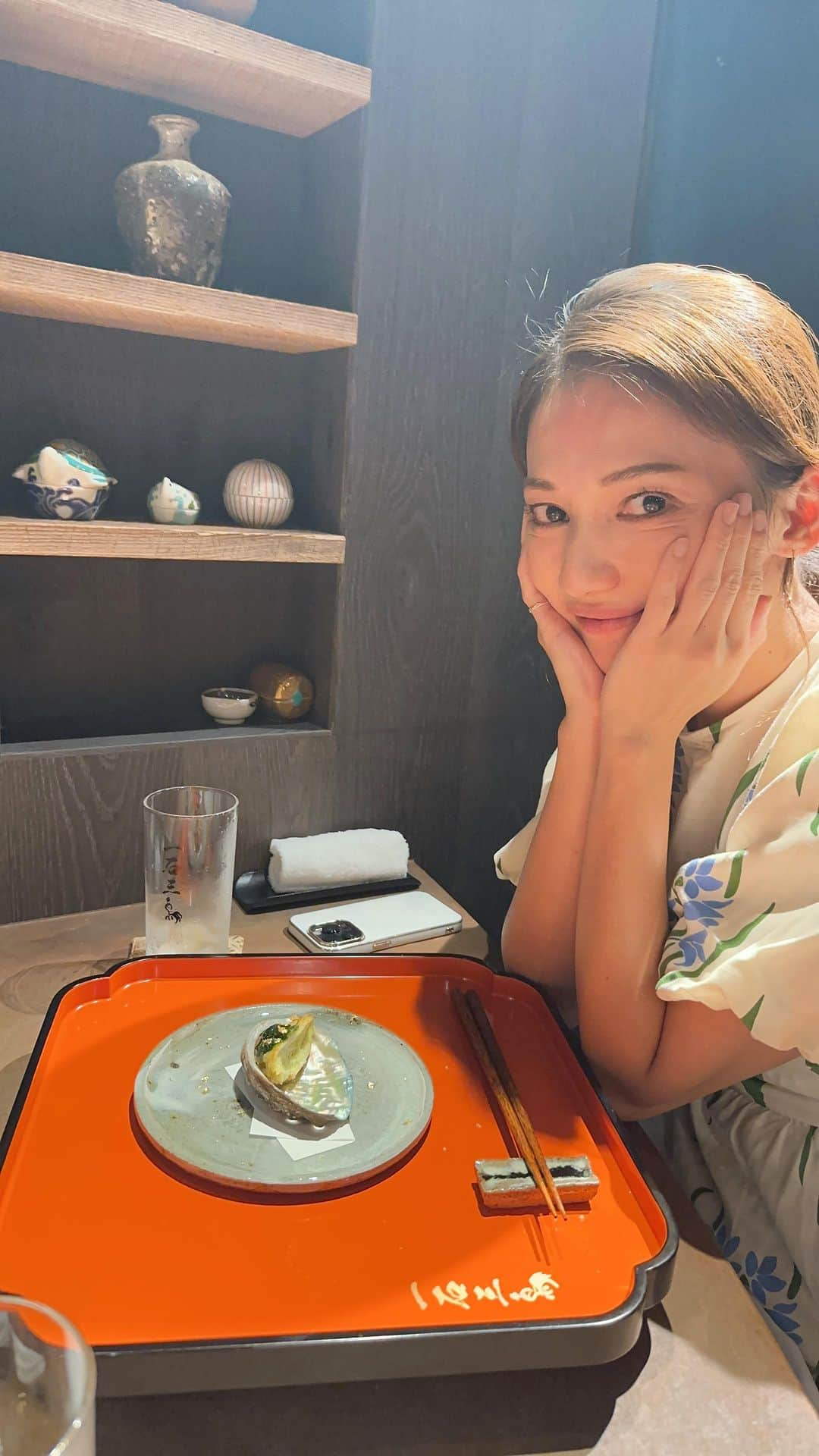 戸崎奈津のインスタグラム：「7/11にNew open✨ #江戸料理一石三鳥 さん👘  コンセプトは☞400年前の江戸時代にタイムスリップ✨ 　 ワインも、日本酒もラインナップが多くて嬉🍶✨ジビエもあり、1つ1つの素材どれも好み☺️ また鰻の季節にも来たい👍  海外ゲストにも喜ばれそう😌  ---百華コース　1万5800円--- 熊肉、鰹、長良川の鮎 🌽とサマートリュフの土鍋ご飯が 特に好きでした❤︎  #一石三鳥 @1seki3cho_yonezap #六本木グルメ #西麻布グルメ #江戸料理 #和食 #懐石料理 #東京グルメ  #美食 #グルメ」