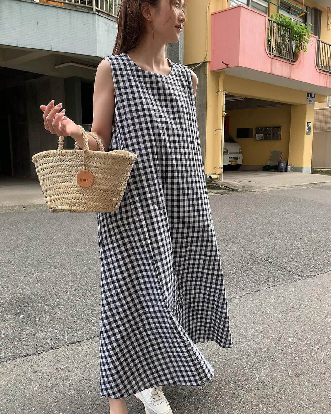 DHOLIC SNAPのインスタグラム：「Ordinary by @maikooe 販売開始から人気の 🏷 ギンガムチェックノースリーブワンピース  秋口には上からカーディガンやアウターなどを重ねてもかわいい🧺❤︎  気になるアイテムはショッピングタグをチェック🛒  #d_by_d#d_by_dholic#チェック柄#大人カジュアル#ワンピース#夏コーデ#20代コーデ#韓国っぽコーデ#きょコ」