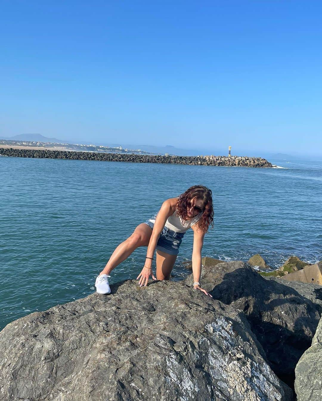 エリスカ・ブレジノワさんのインスタグラム写真 - (エリスカ・ブレジノワInstagram)「Swipe left to see the struggle to get one reasonable picture 😅☀️😜  #ocean #sea #france #biarritz #anglet #plage #rocks #beach #sand #sunny #wheather #waves #surf #peakicecamps #workinghard #barre」7月29日 17時52分 - eliskabrezinova