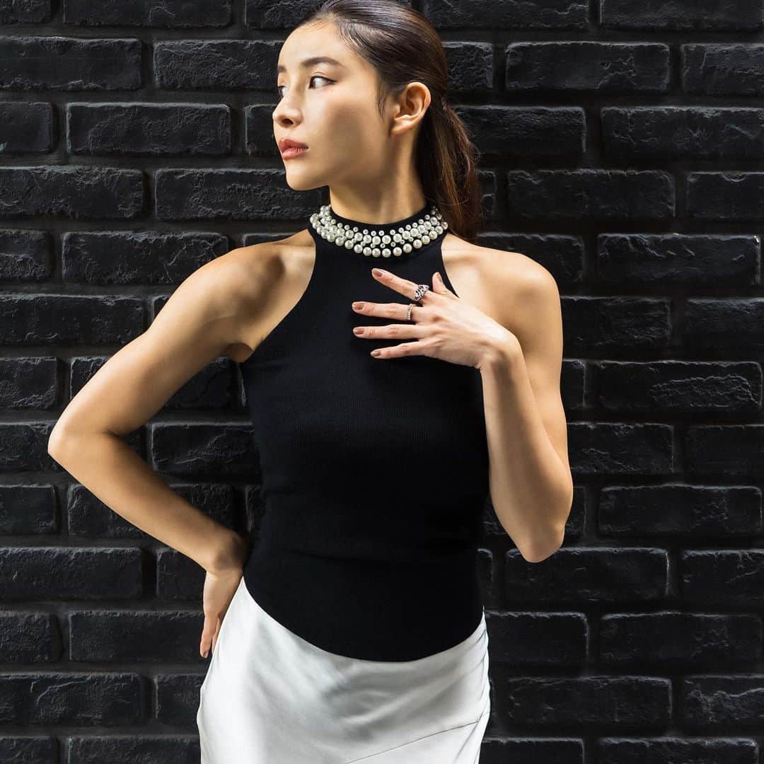 デュラスアンビエントさんのインスタグラム写真 - (デュラスアンビエントInstagram)「#パールネックアメスリニット <White/Pearl, Black/Pearl, Black/Sliver>  袖ぐりを深めに刳った、元来のアメスリデザインを採用することで、肩のラインが綺麗に見えるよう拘ったのがポイント。  首元にはリズミカルに配した大小のパール/メタルが、顔まわりを華やかに彩ります。  カジュアルに転じず品のある佇まいで、人と差がつくアクセントを手に入れて。  ＿＿＿＿＿＿＿＿＿＿＿ ✔︎ @ambient_styling #AMBIENT #ambient_official #ambientstyle #アンビエント #アメスリ #タンクトップ」7月29日 17時54分 - ambientofficial