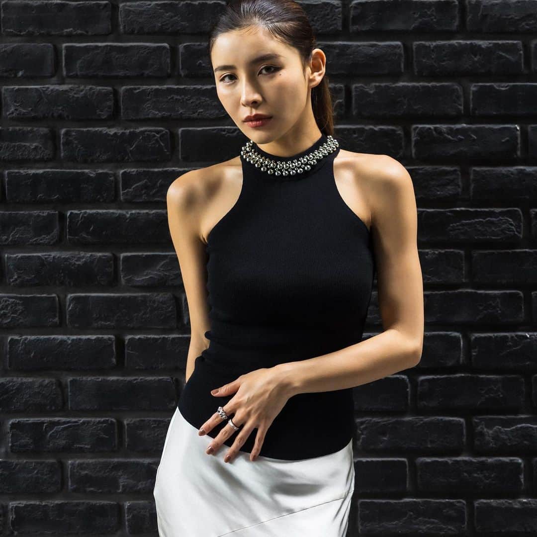デュラスアンビエントさんのインスタグラム写真 - (デュラスアンビエントInstagram)「#パールネックアメスリニット <White/Pearl, Black/Pearl, Black/Sliver>  袖ぐりを深めに刳った、元来のアメスリデザインを採用することで、肩のラインが綺麗に見えるよう拘ったのがポイント。  首元にはリズミカルに配した大小のパール/メタルが、顔まわりを華やかに彩ります。  カジュアルに転じず品のある佇まいで、人と差がつくアクセントを手に入れて。  ＿＿＿＿＿＿＿＿＿＿＿ ✔︎ @ambient_styling #AMBIENT #ambient_official #ambientstyle #アンビエント #アメスリ #タンクトップ」7月29日 17時54分 - ambientofficial