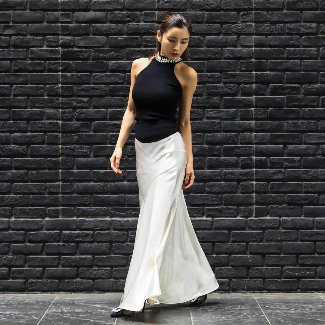 デュラスアンビエントさんのインスタグラム写真 - (デュラスアンビエントInstagram)「#パールネックアメスリニット <White/Pearl, Black/Pearl, Black/Sliver>  袖ぐりを深めに刳った、元来のアメスリデザインを採用することで、肩のラインが綺麗に見えるよう拘ったのがポイント。  首元にはリズミカルに配した大小のパール/メタルが、顔まわりを華やかに彩ります。  カジュアルに転じず品のある佇まいで、人と差がつくアクセントを手に入れて。  ＿＿＿＿＿＿＿＿＿＿＿ ✔︎ @ambient_styling #AMBIENT #ambient_official #ambientstyle #アンビエント #アメスリ #タンクトップ」7月29日 17時54分 - ambientofficial