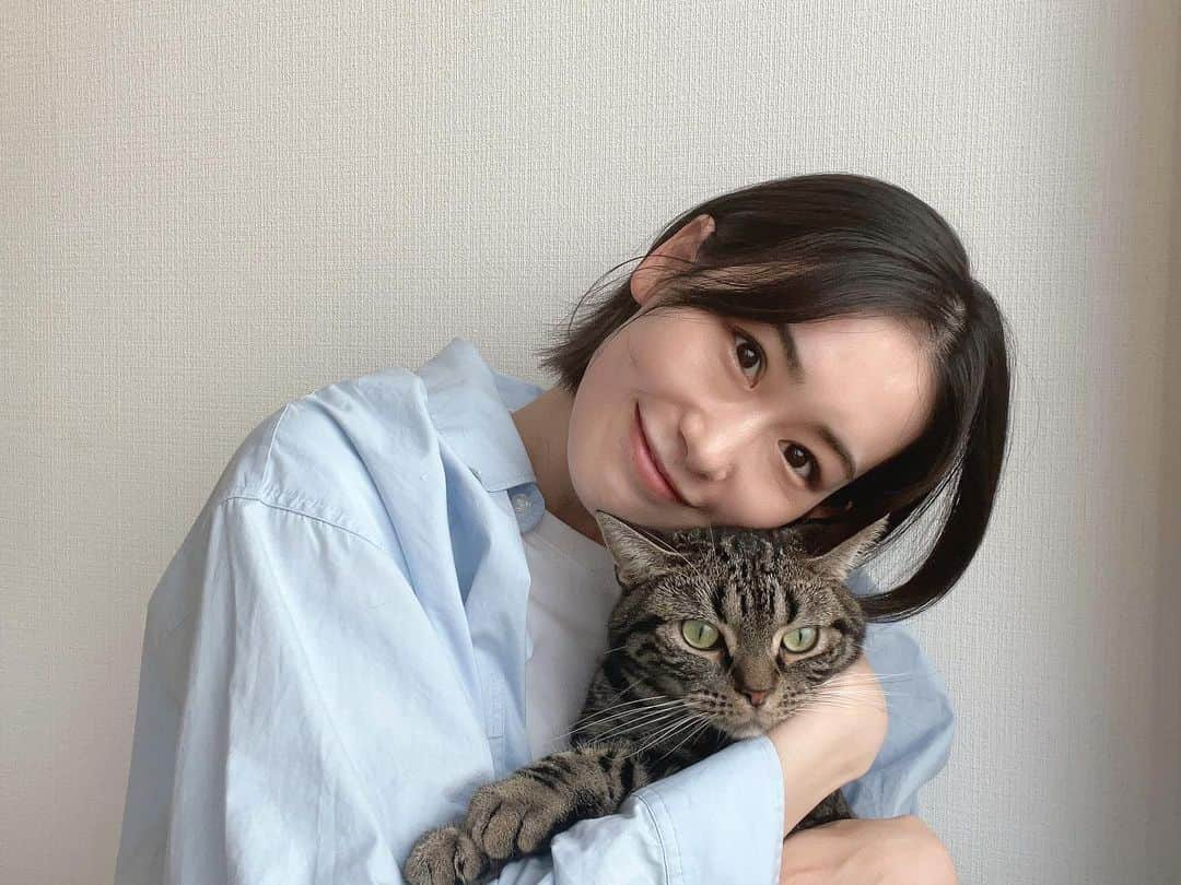 愛希れいかさんのインスタグラム写真 - (愛希れいかInstagram)「あついのにぎゅーされて嫌そうなキャップたん😾♡♡♡  #キャップ」7月29日 17時59分 - manakireika_official