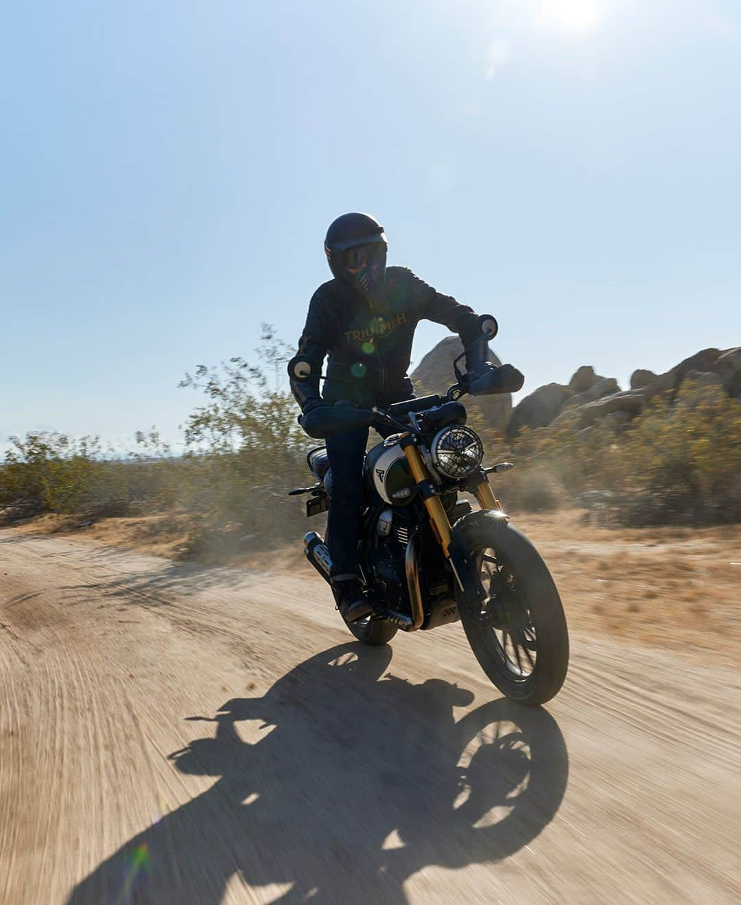 Triumph Motorcycles Japanさんのインスタグラム写真 - (Triumph Motorcycles JapanInstagram)「【Scrambler 400 X】⁣ ⁣ マシンとライダーをしっかりガード。サンプ、ヘッドライト、ラジエターをしっかりと保護し、ハンドガードや長めのマッドガードも装備。Scrambler 400 Xなら、どんな道も走破できます。⁣ ⁣ #Scrambler400X #Scrambler #HaveItAll #トライアンフ #トライアンフはかっこいい #バイク #バイク好きな人と繋がりたい #バイクのある風景 #バイクが好きだ #バイク好き #バイク乗りと繋がりたい #理想のライドがそこにある #triumph #ForTheRide #OfficialTriumph #TriumphMotorcycles」7月29日 18時00分 - triumph_motorcycles_japan