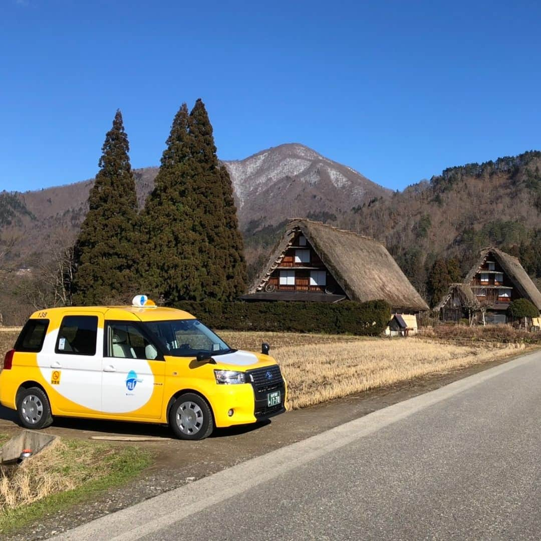 旅色さんのインスタグラム写真 - (旅色Instagram)「＼旅色が選ぶ観光タクシー／ 【石川県 / 金沢】旅人の希望を叶えるちょっと贅沢な大人旅🚖🍃北陸新幹線の開通以降、国内外多くの旅行客から注目を集める古都・金沢で、ハイクオリティな観光タクシーを提供している「冨士タクシー」。  多彩な車両を取り揃えているのはもちろん、旅人のニーズに合わせた観光プランをオーダーメイドで用意。「金沢検定」合格者や金沢観光ガイドタクシー運営協議会認定の乗務員のナビゲートで、ガイドブックとはひと味違う金沢の魅力を体感できます🍃  外国語での案内が可能なドライバーもいるので海外からの旅行者も安心！思い出に残る金沢の大人旅を心ゆくまで満喫しませんか？👒  —-✄———-✄———-✄—ー  【冨士タクシー】 📍石川県金沢市御供田町ホ171番地2 アクセス：指定場所へ送迎可  TEL：076-237-1020 ［💡旅色を見たとお伝えください 旅色：https://tabiiro.jp/leisure/s/206295-kanazawa-fuji-taxi/ 公式：https://www.fuji-taxinet.jp/  —-✄———-✄———-✄—-  #旅色 #国内旅行 #旅スタグラム #思い出旅行 #ご褒美旅行 #ご褒美時間 #贅沢時間 #旅行 #旅 #tabiiro #旅スタグラム #贅沢旅行 #冨士タクシー #石川観光 #金沢観光 #石川旅行 #金沢旅行 #観光タクシー #グルメタクシー #金沢観光スポット #旅行好き #金沢の風景」7月29日 18時00分 - tabiiro